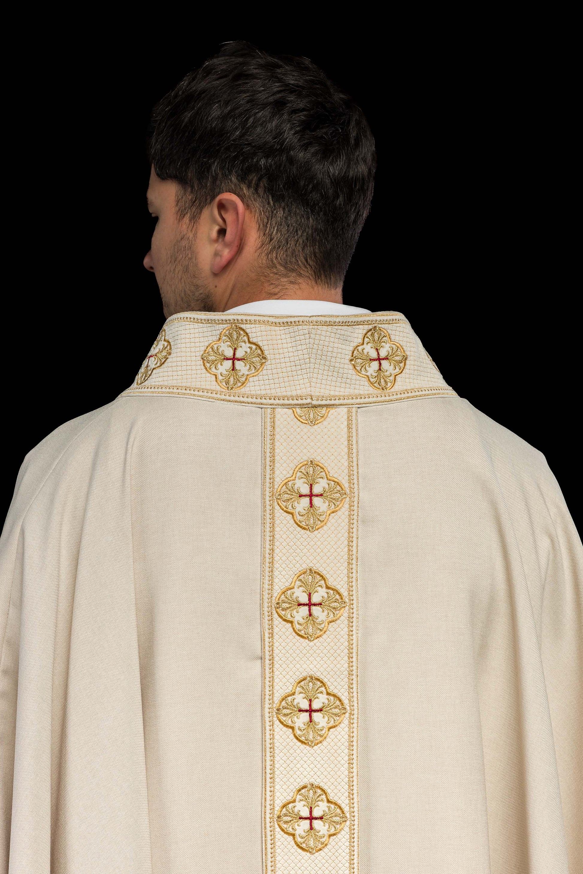 Chasuble en écru avec ceinture brodée et collier croisé
