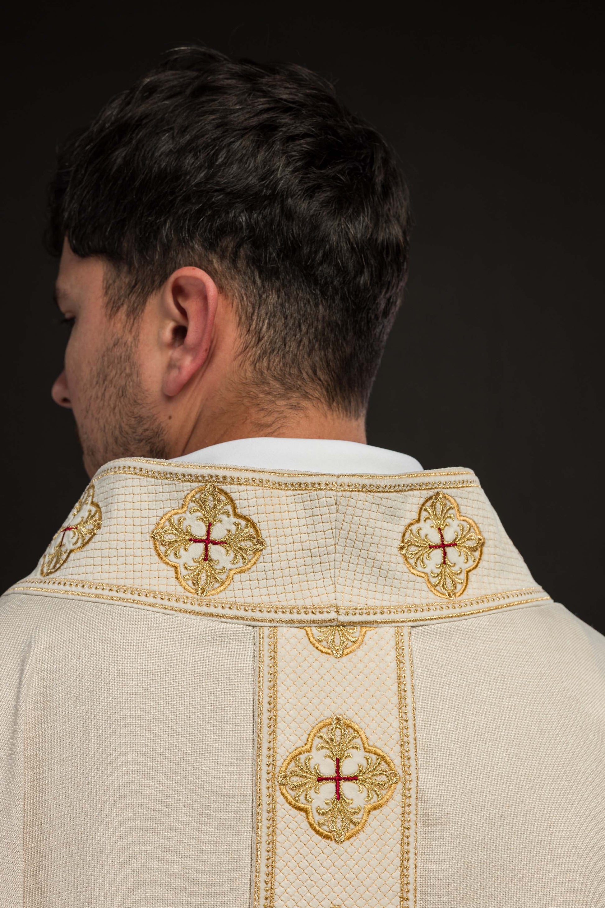 Chasuble en écru avec ceinture brodée et collier croisé