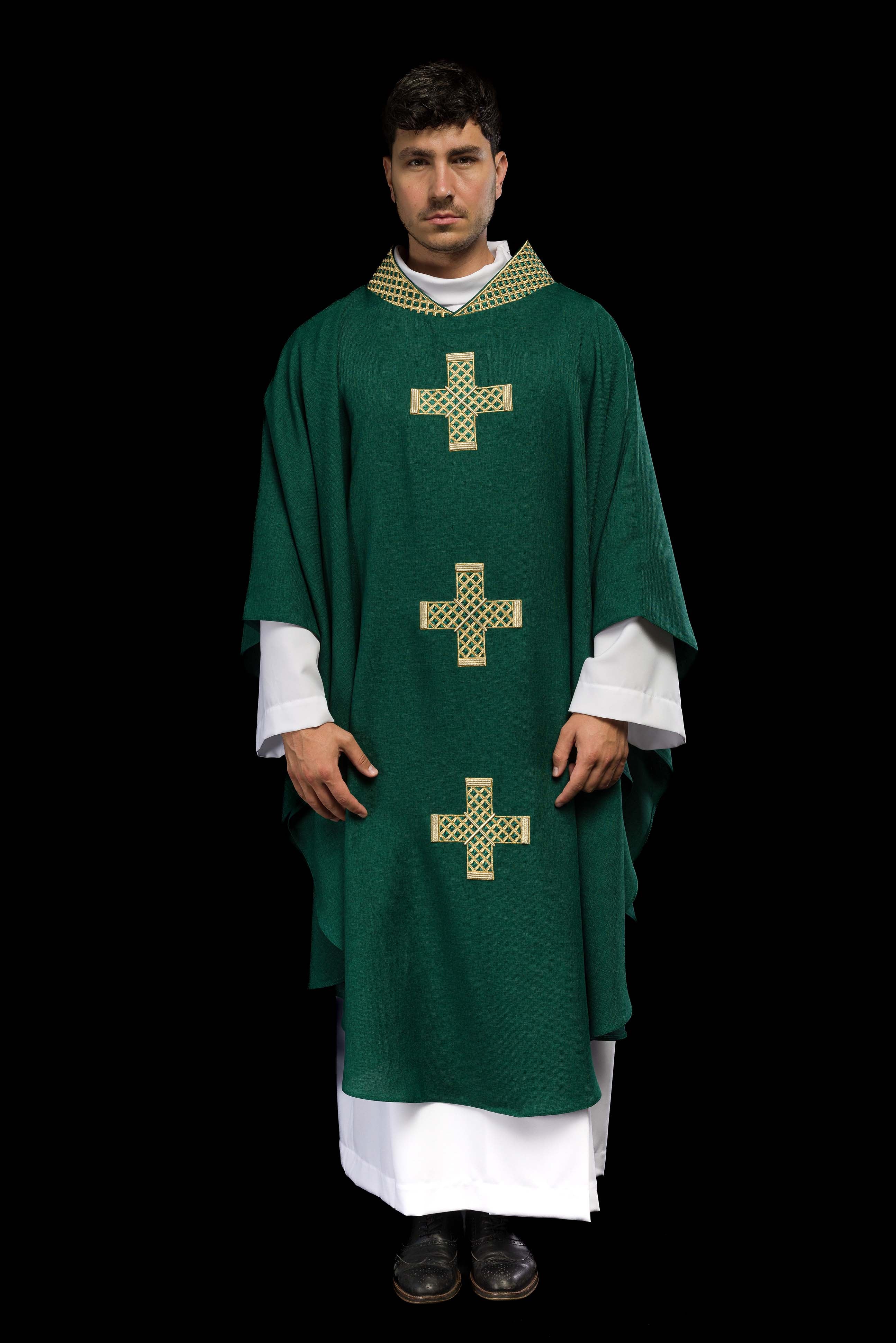 Chasuble verte avec croix et col brodés en or