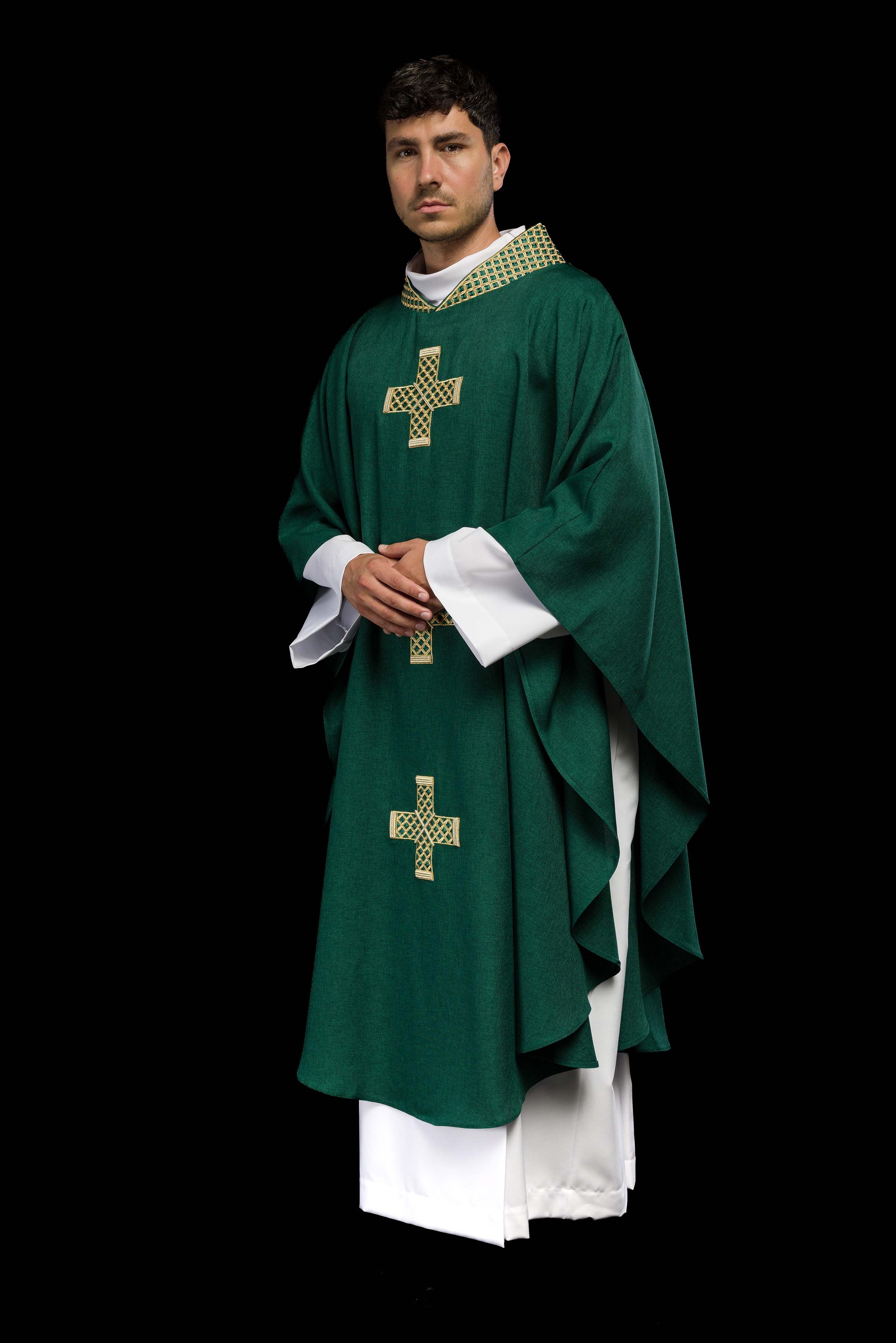 Chasuble verte avec croix et col brodés en or