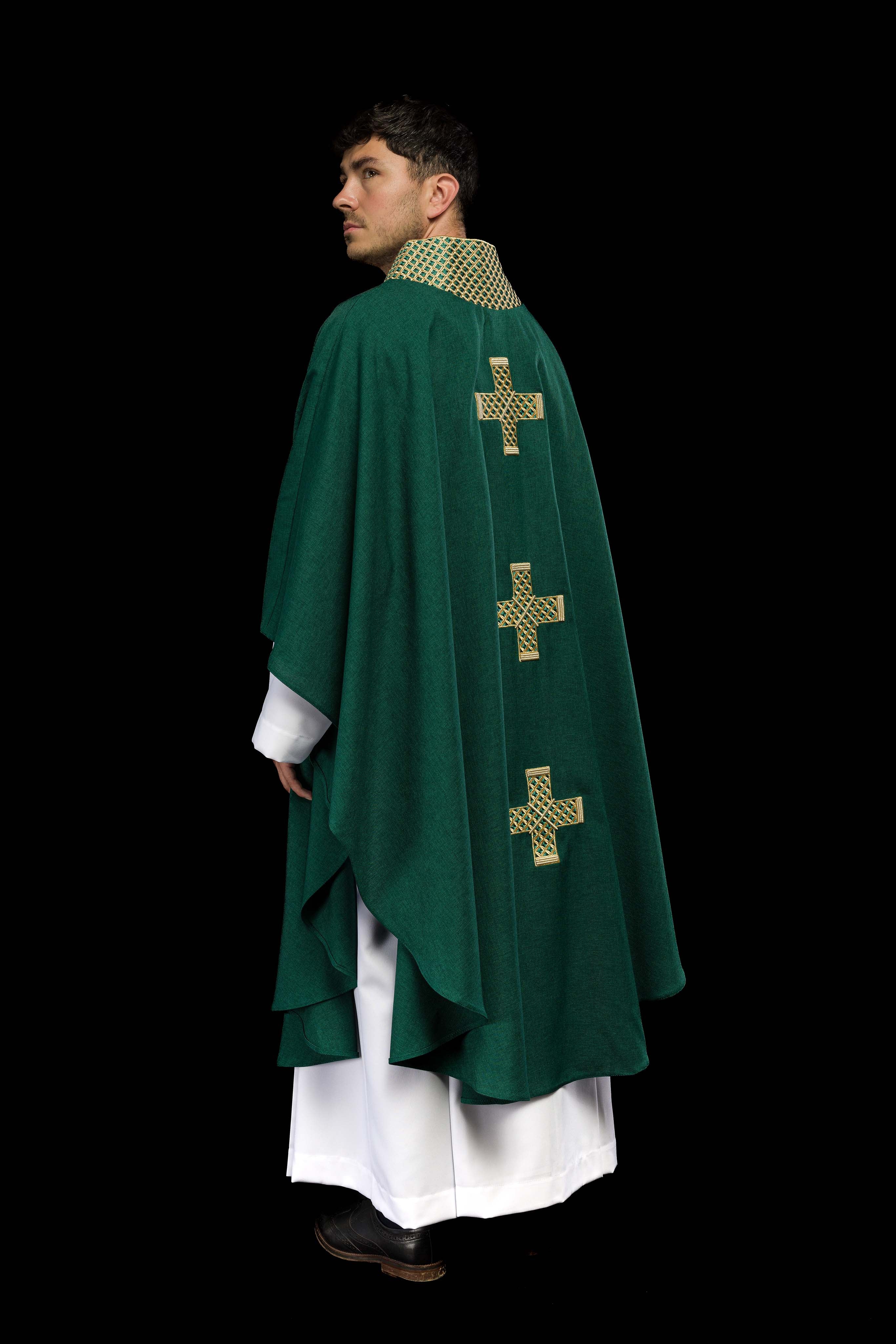 Chasuble verte avec croix et col brodés en or