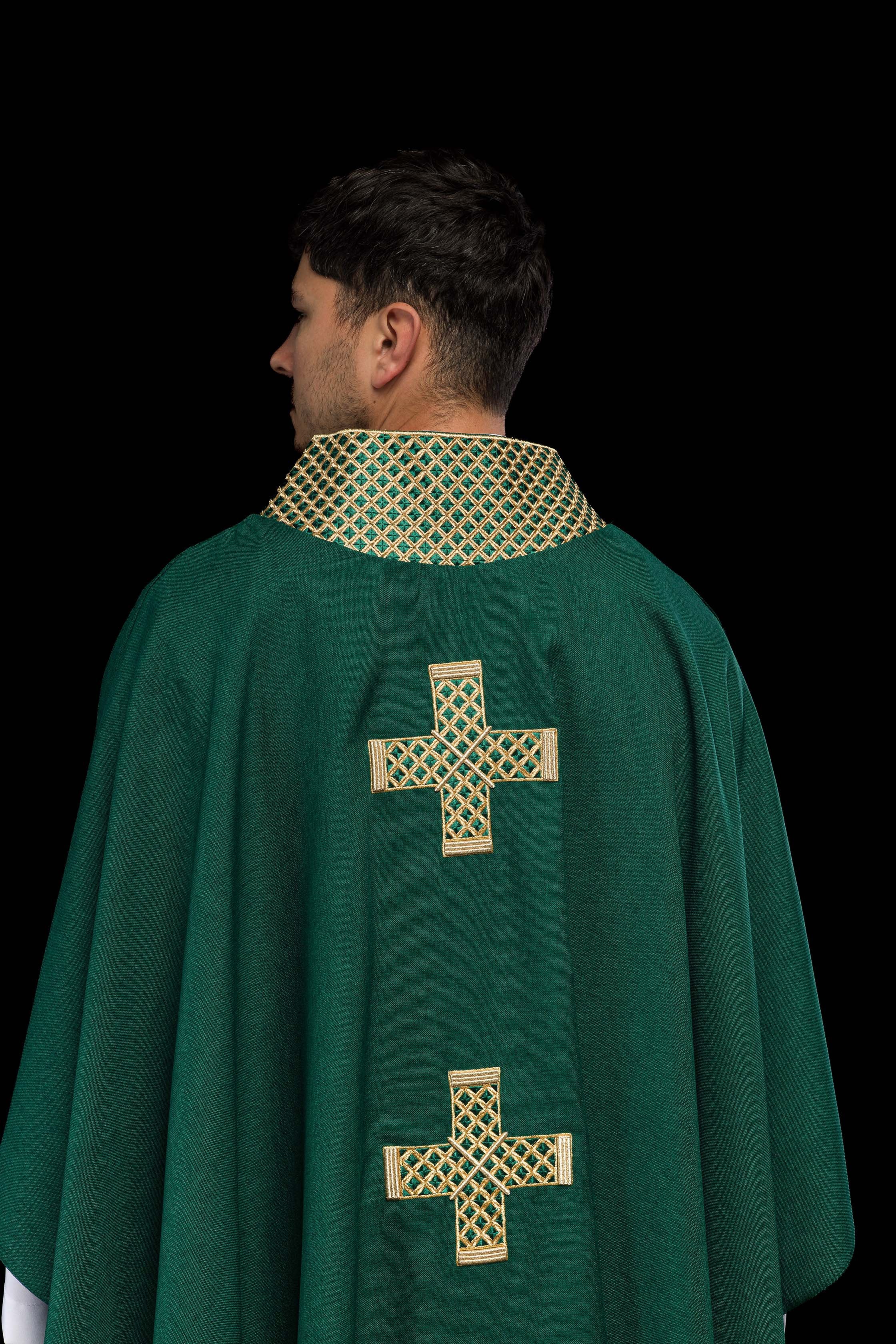 Chasuble verte avec croix et col brodés en or