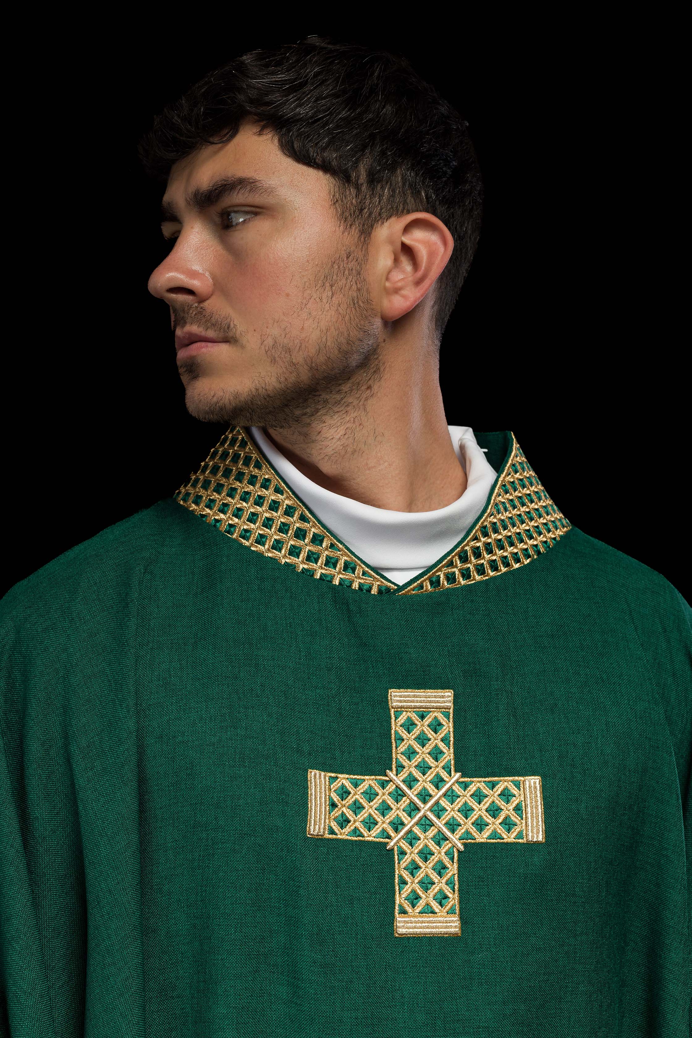Chasuble verte avec croix et col brodés en or