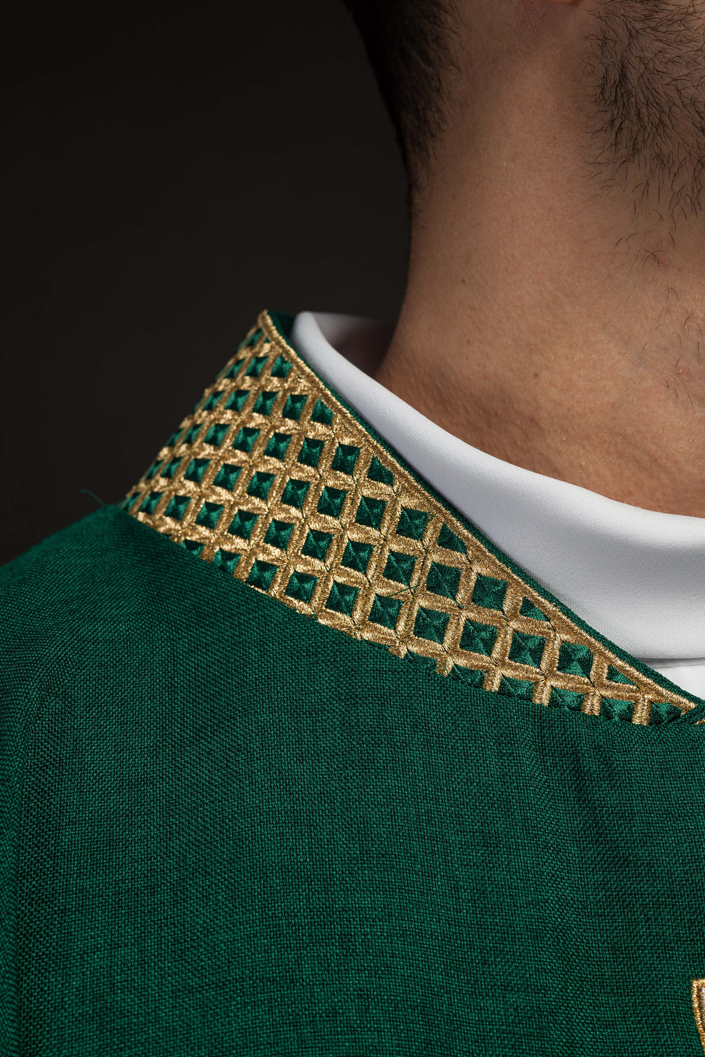 Chasuble verte avec croix et col brodés en or