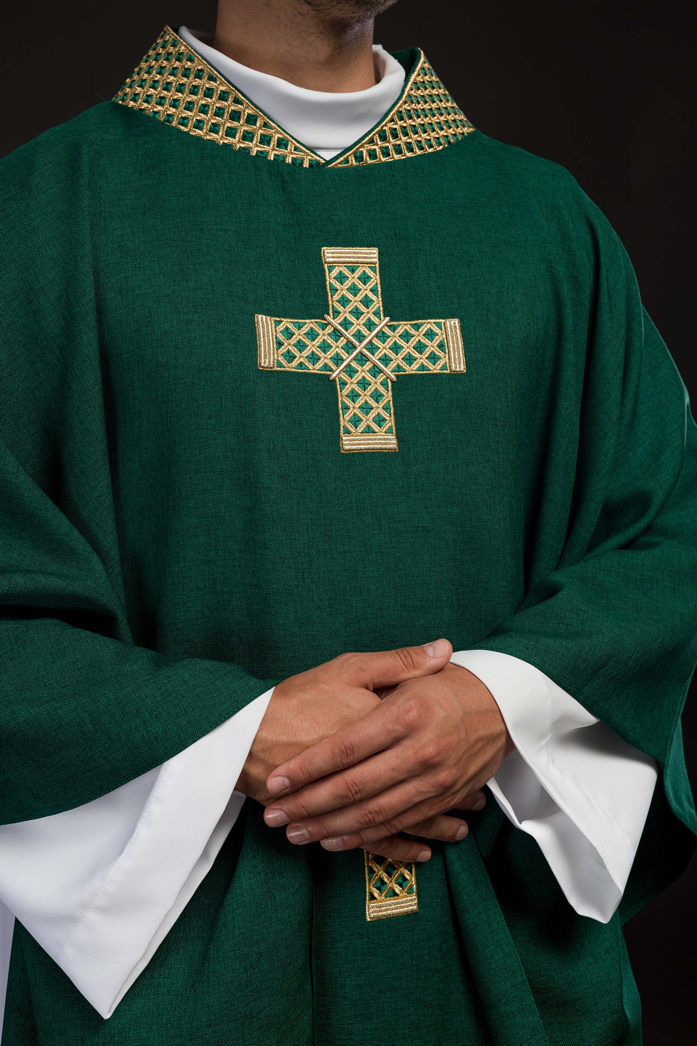 Chasuble verte avec croix et col brodés en or