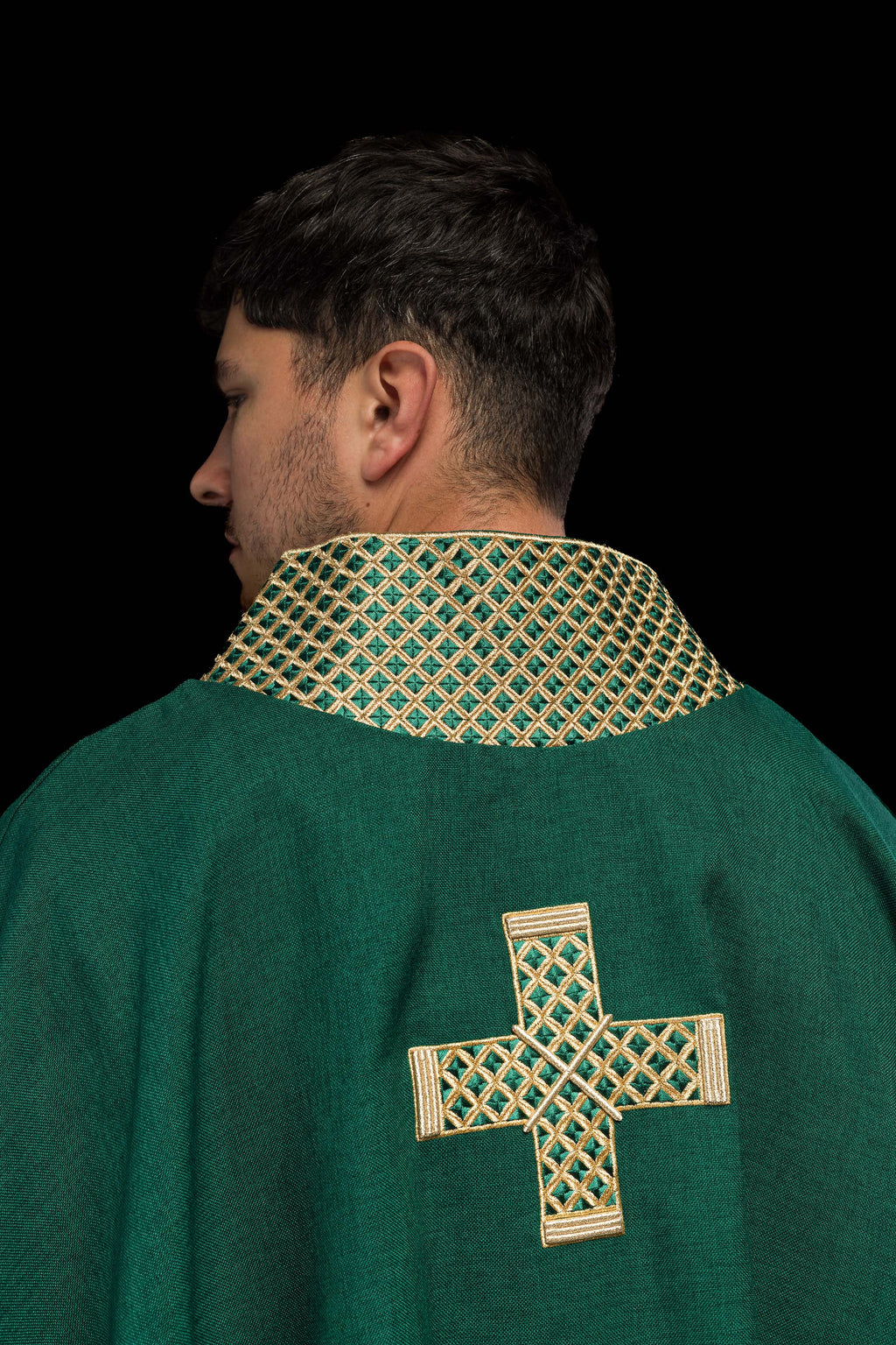 Chasuble verte avec croix et col brodés en or