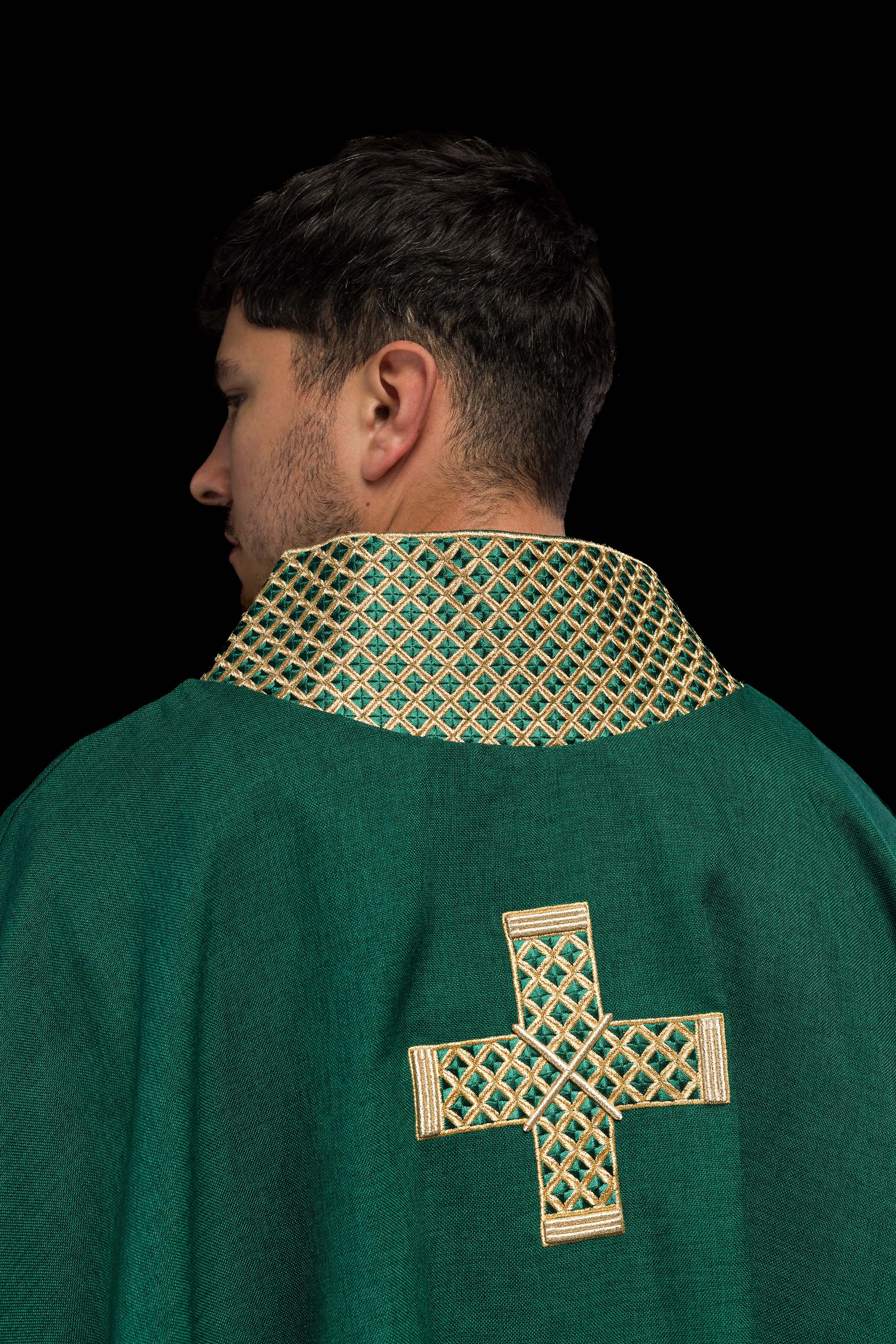 Chasuble verte avec croix et col brodés en or