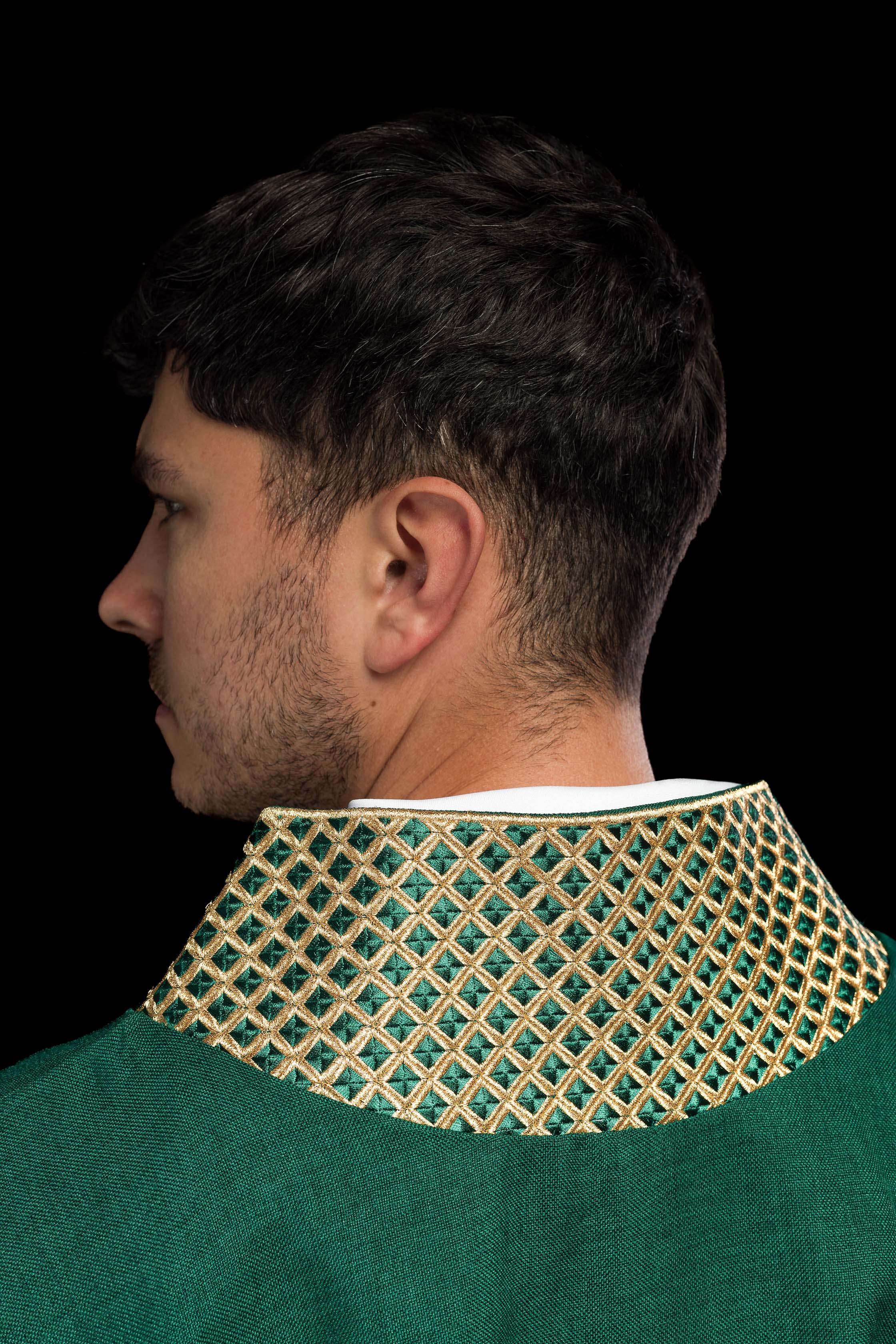 Chasuble verte avec croix et col brodés en or