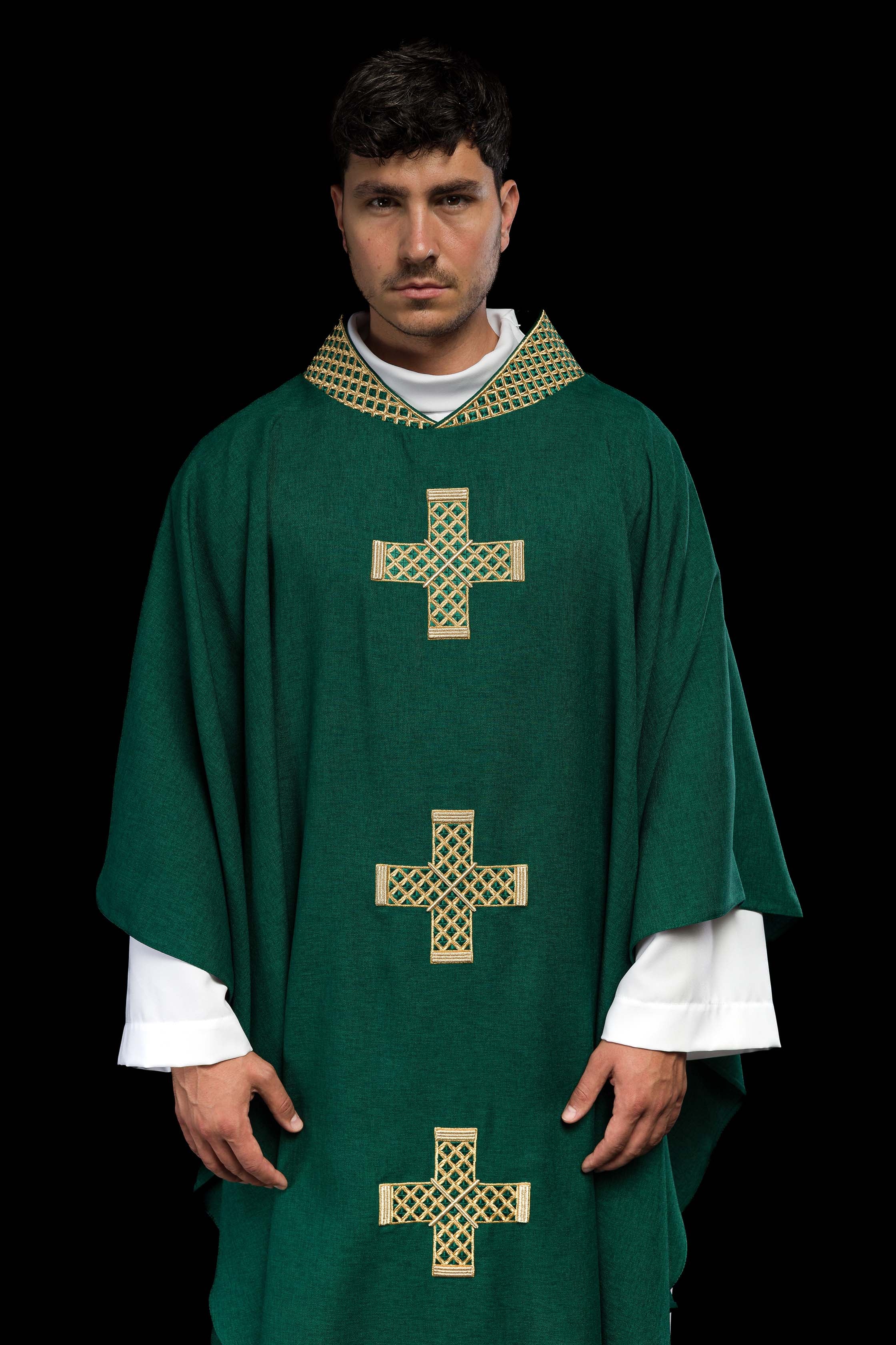 Chasuble verte avec croix et col brodés en or