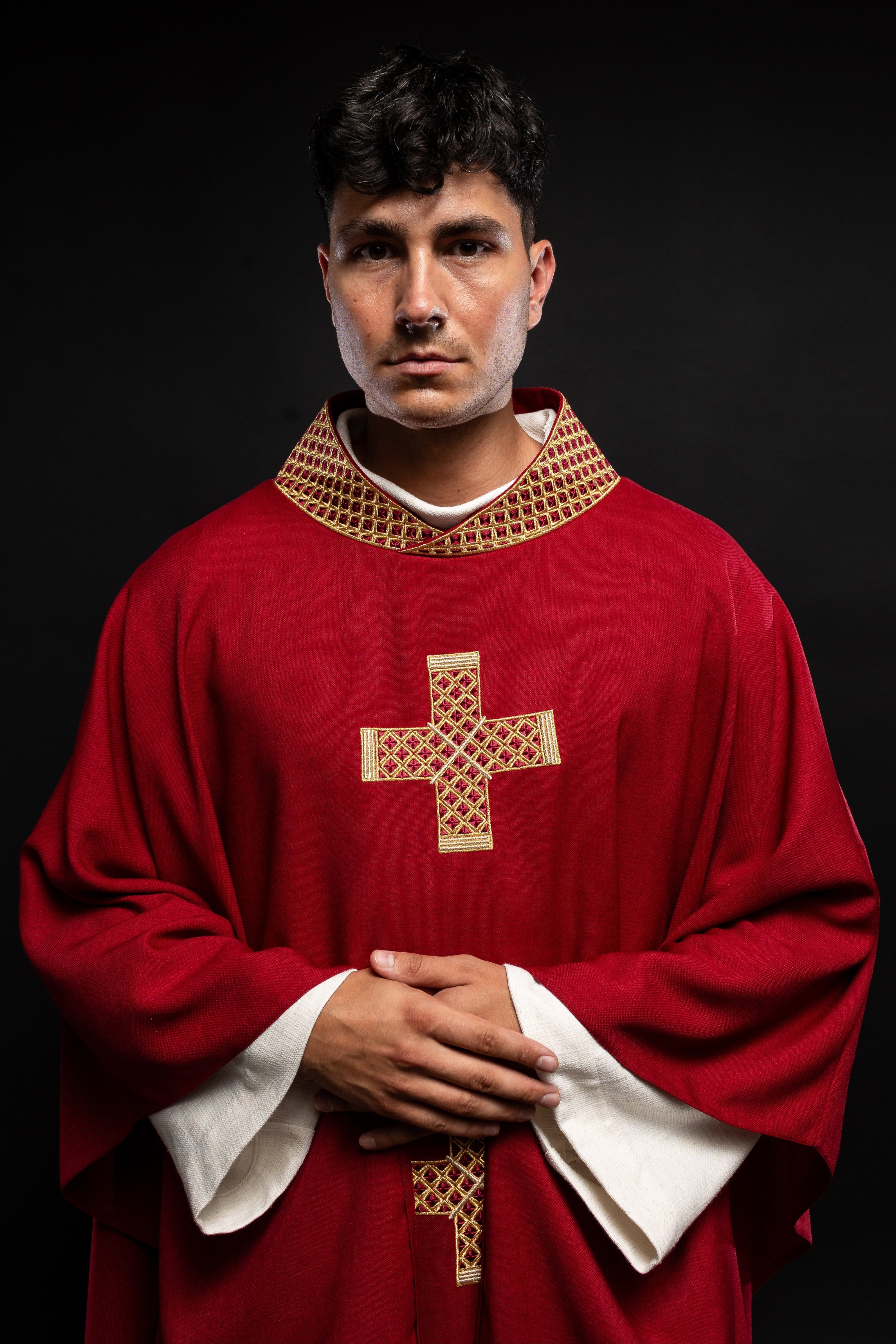 Chasuble rouge avec croix et col brodés