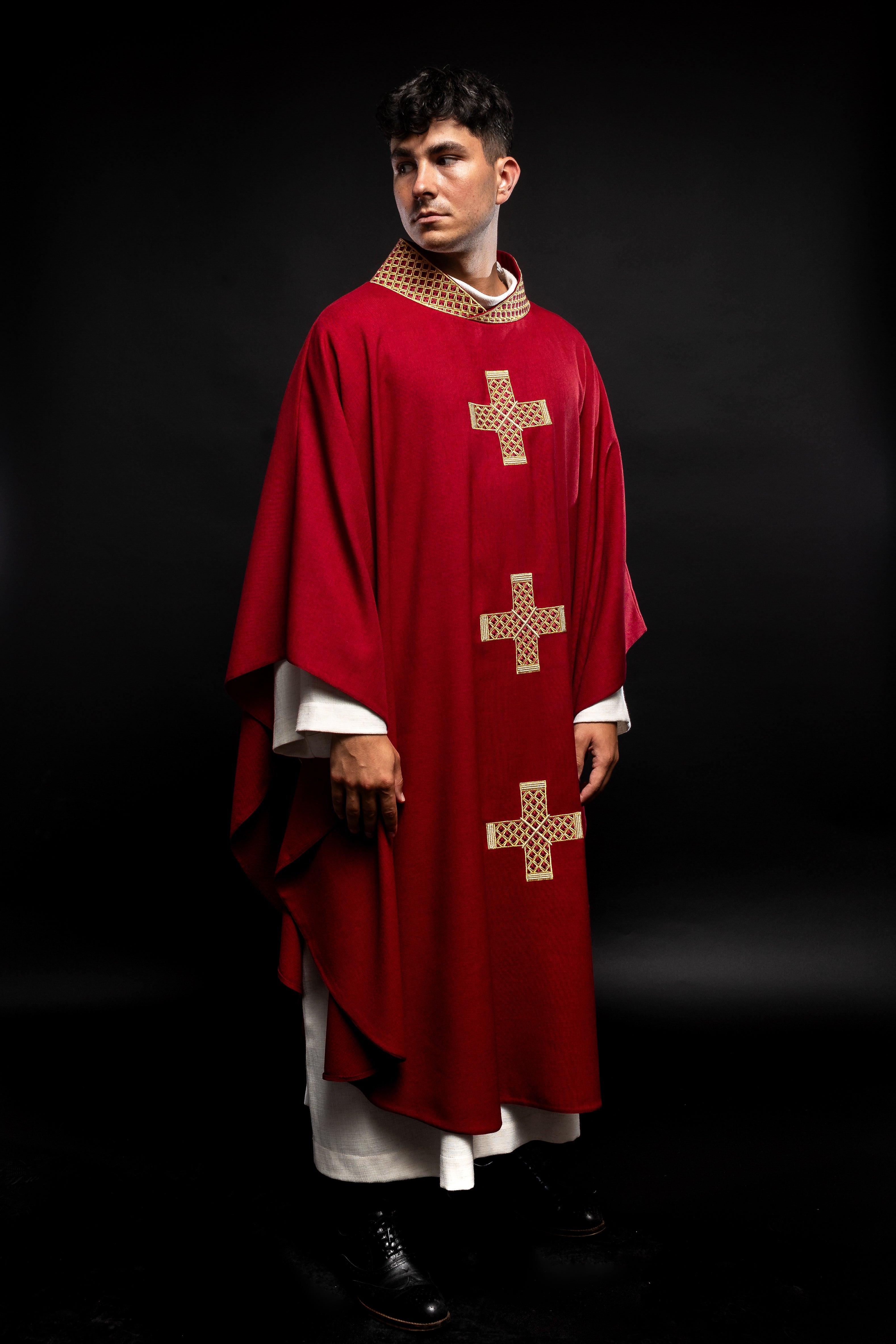 Chasuble rouge avec croix et col brodés