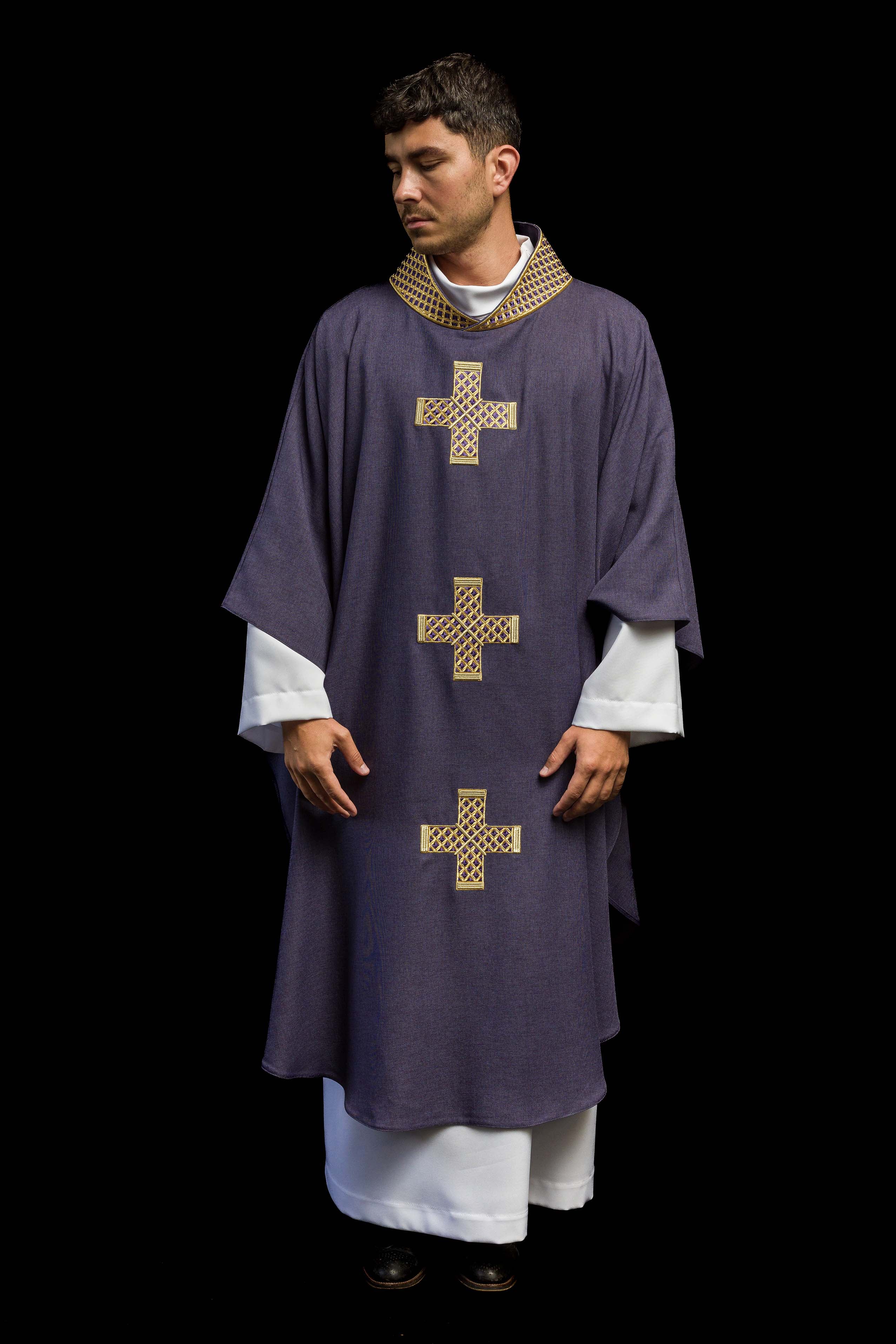 Chasuble en violet avec croix et col brodés