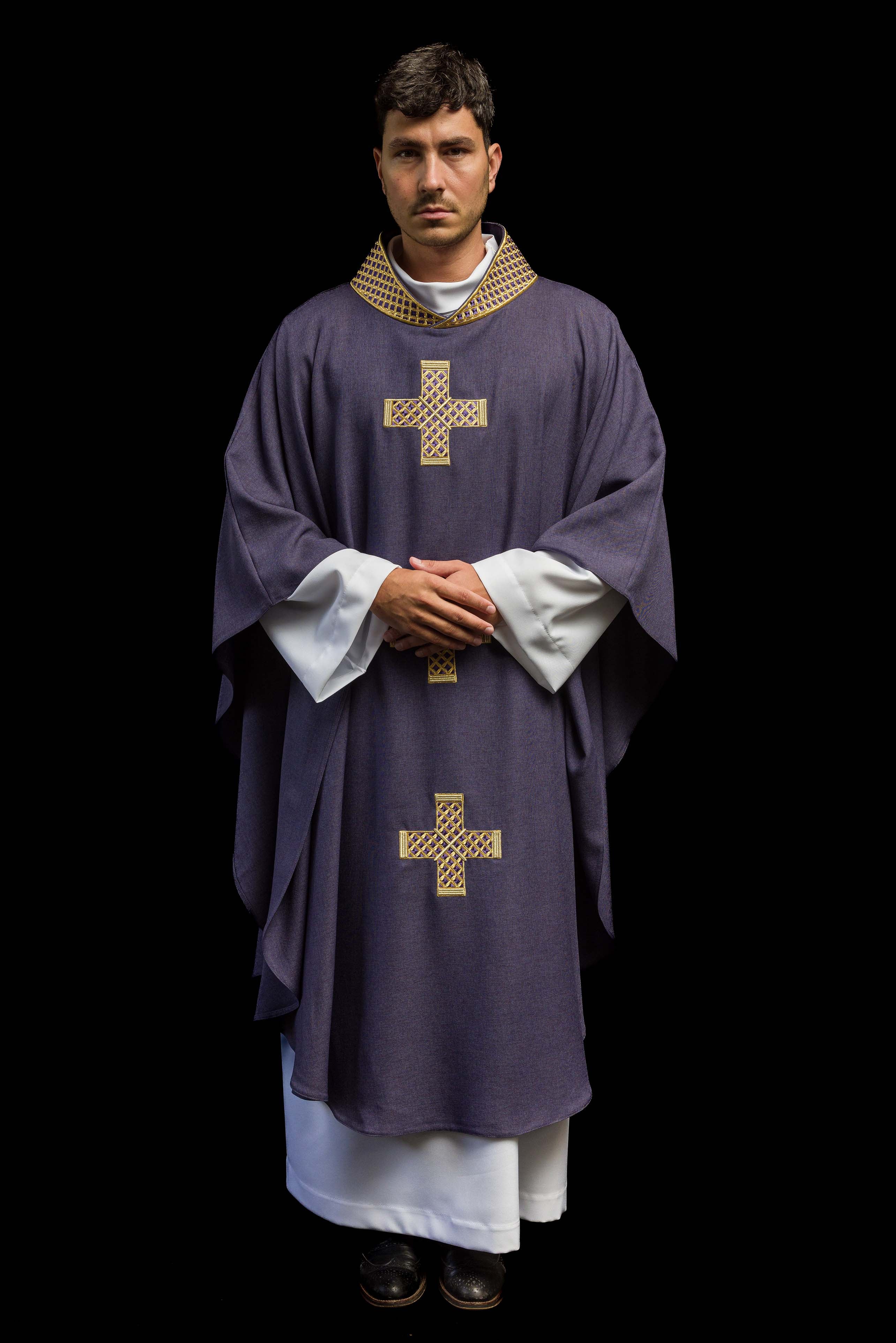 Chasuble en violet avec croix et col brodés