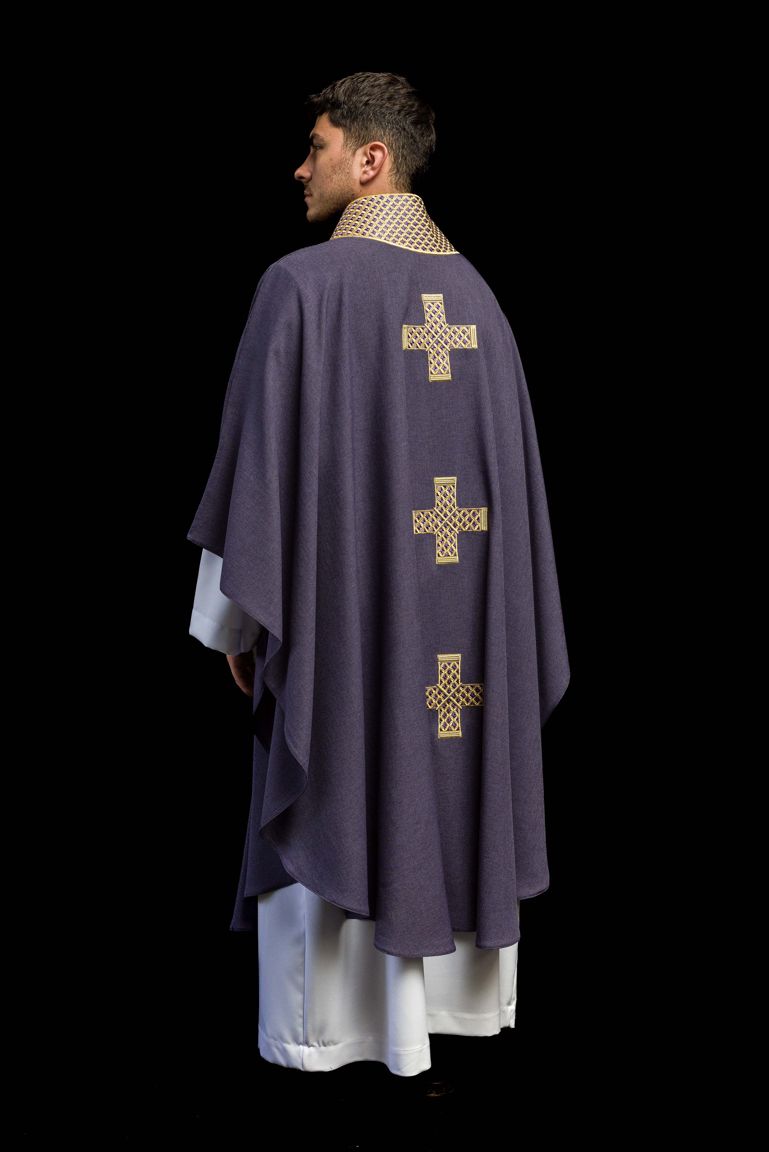 Chasuble en violet avec croix et col brodés