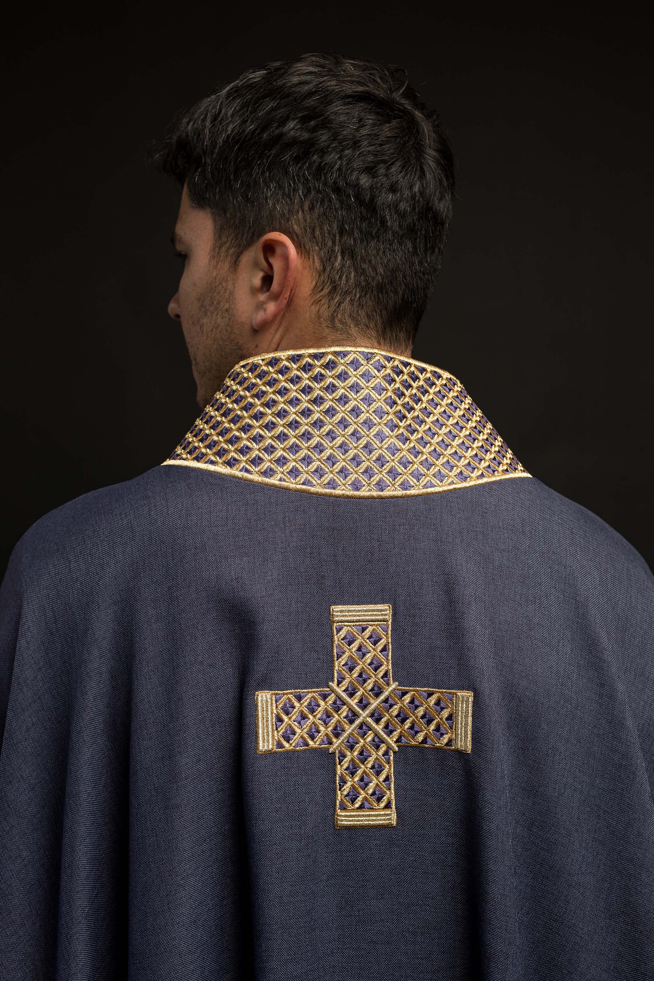 Chasuble en violet avec croix et col brodés
