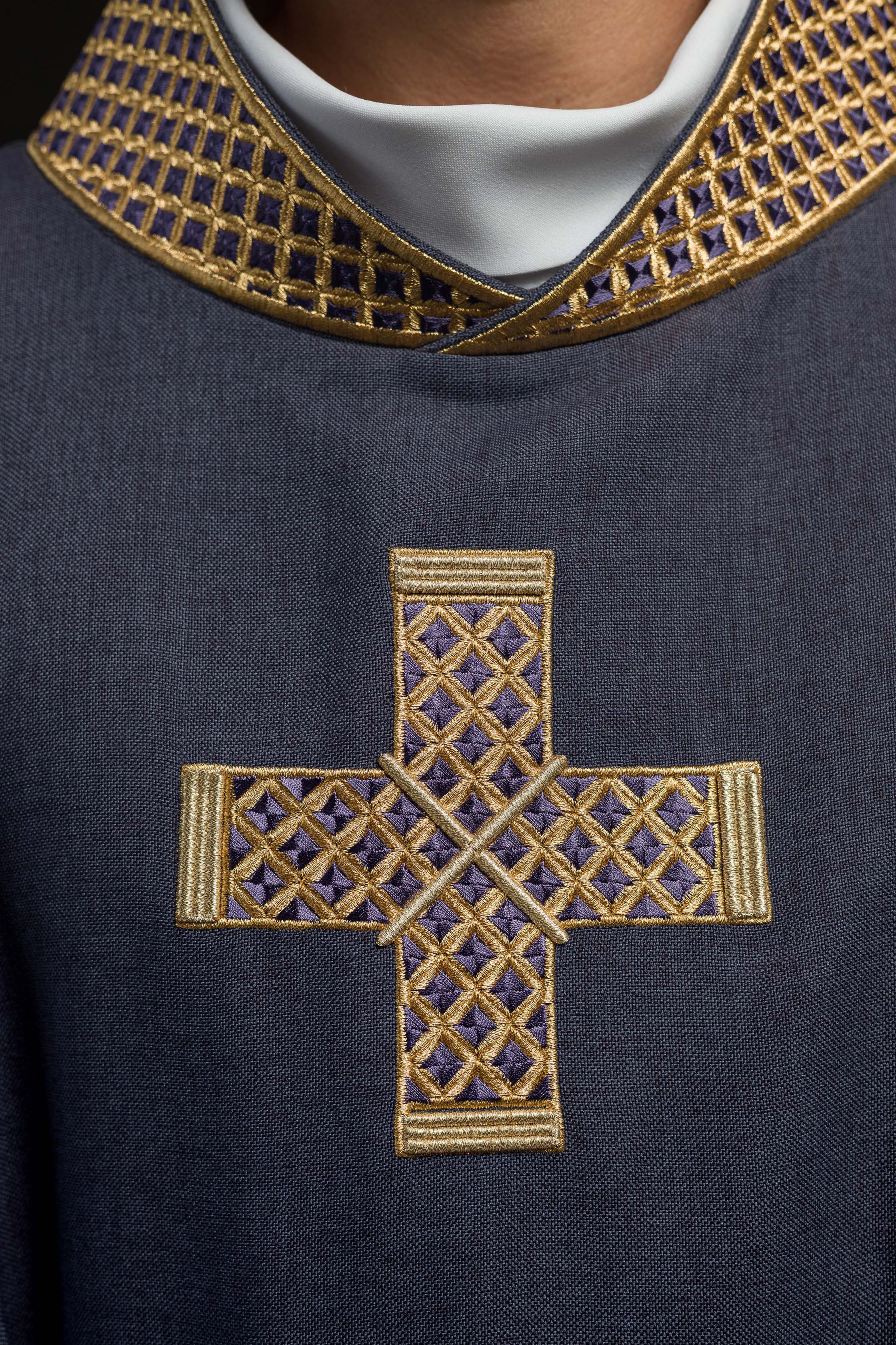 Chasuble en violet avec croix et col brodés