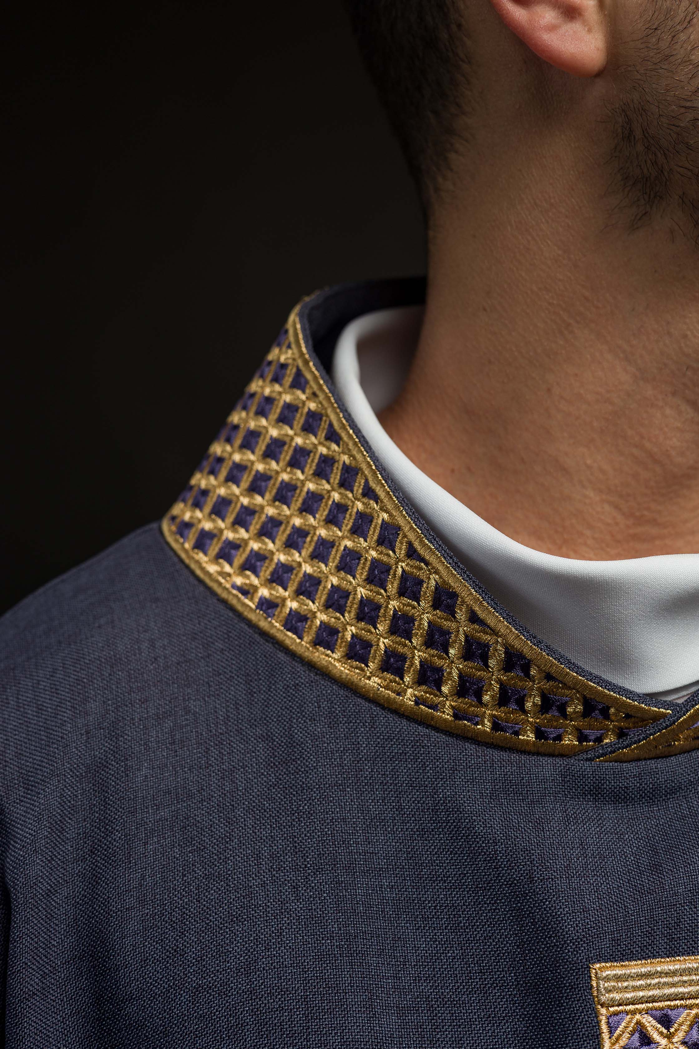 Chasuble en violet avec croix et col brodés