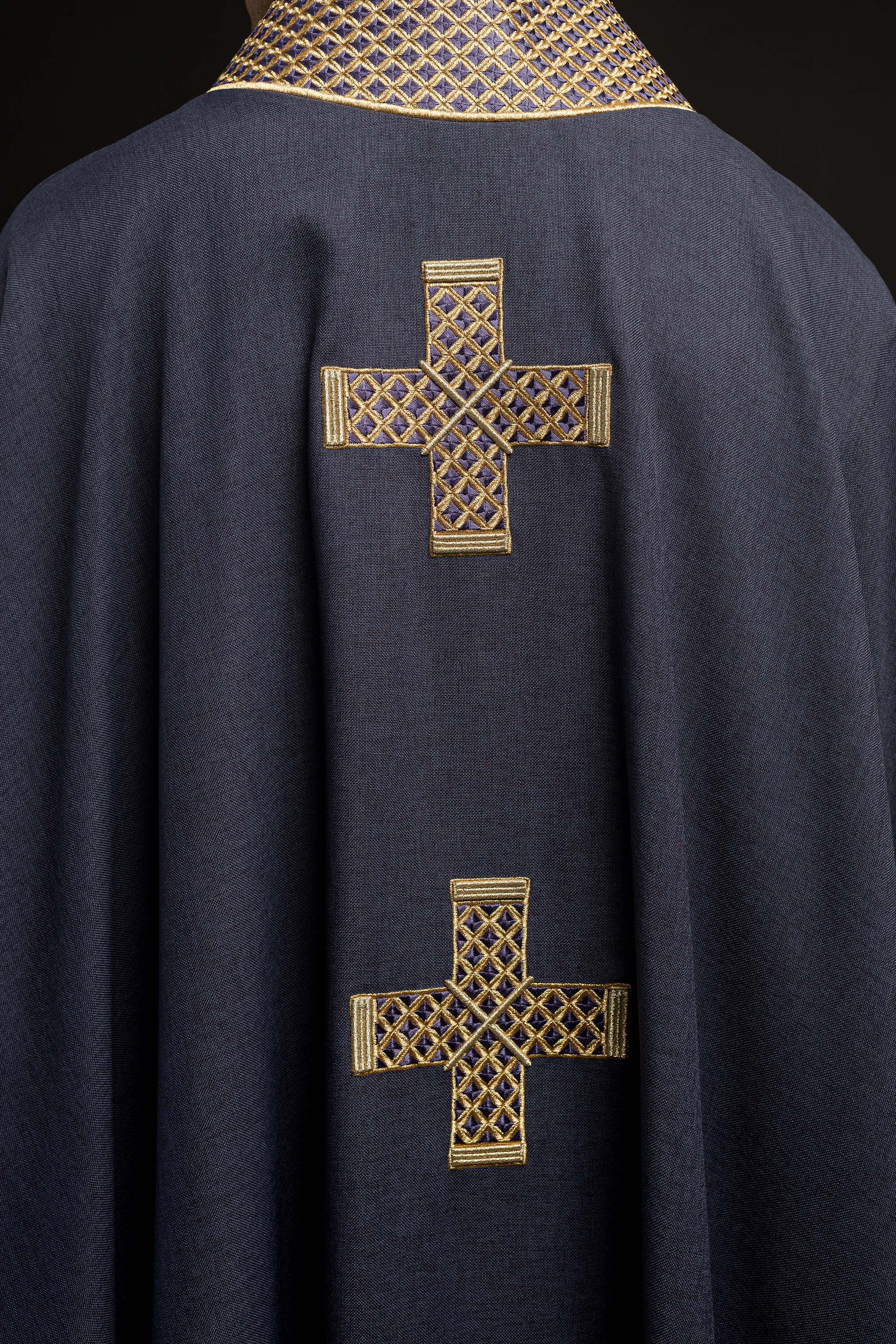 Chasuble en violet avec croix et col brodés