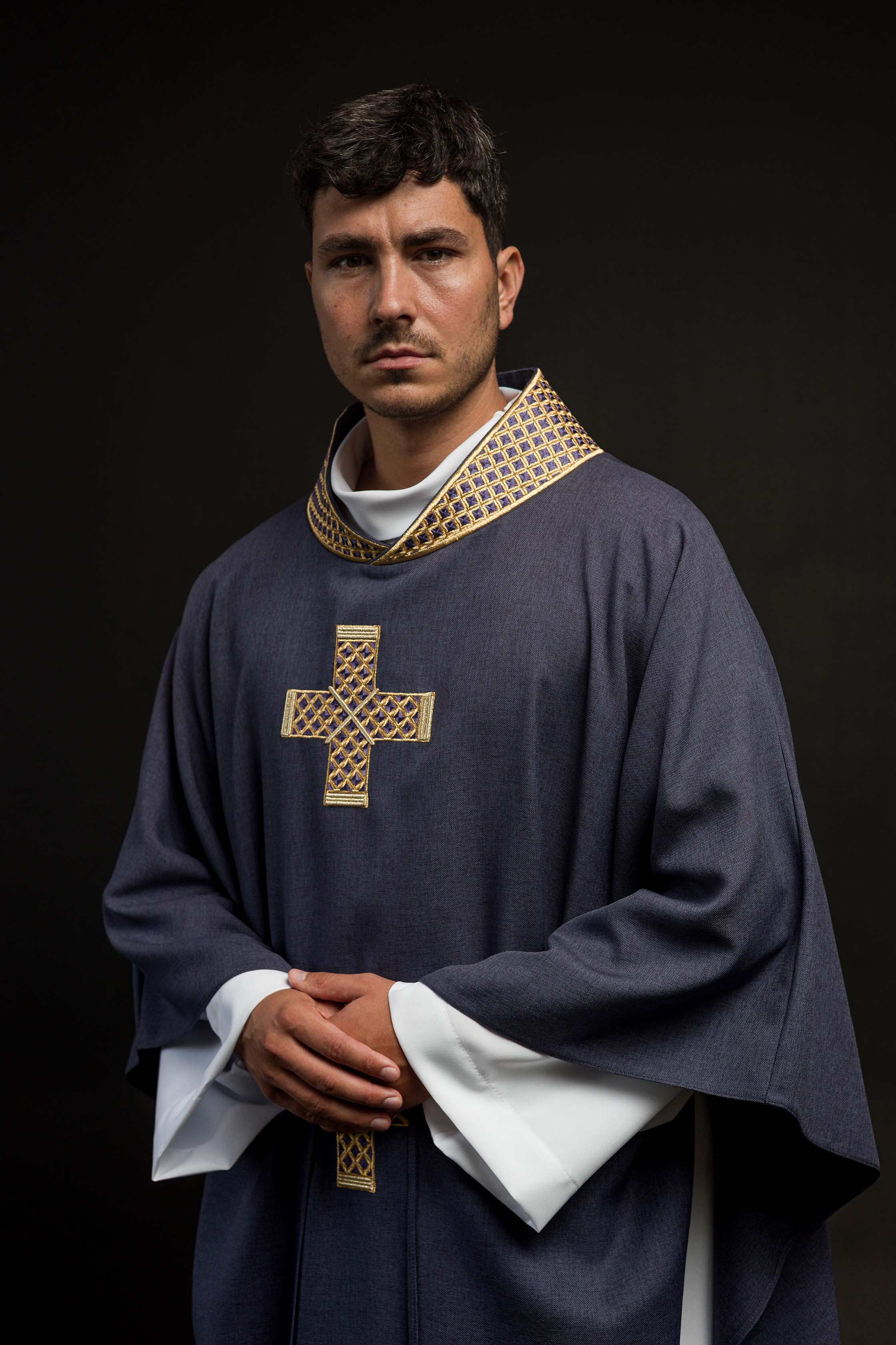 Chasuble en violet avec croix et col brodés