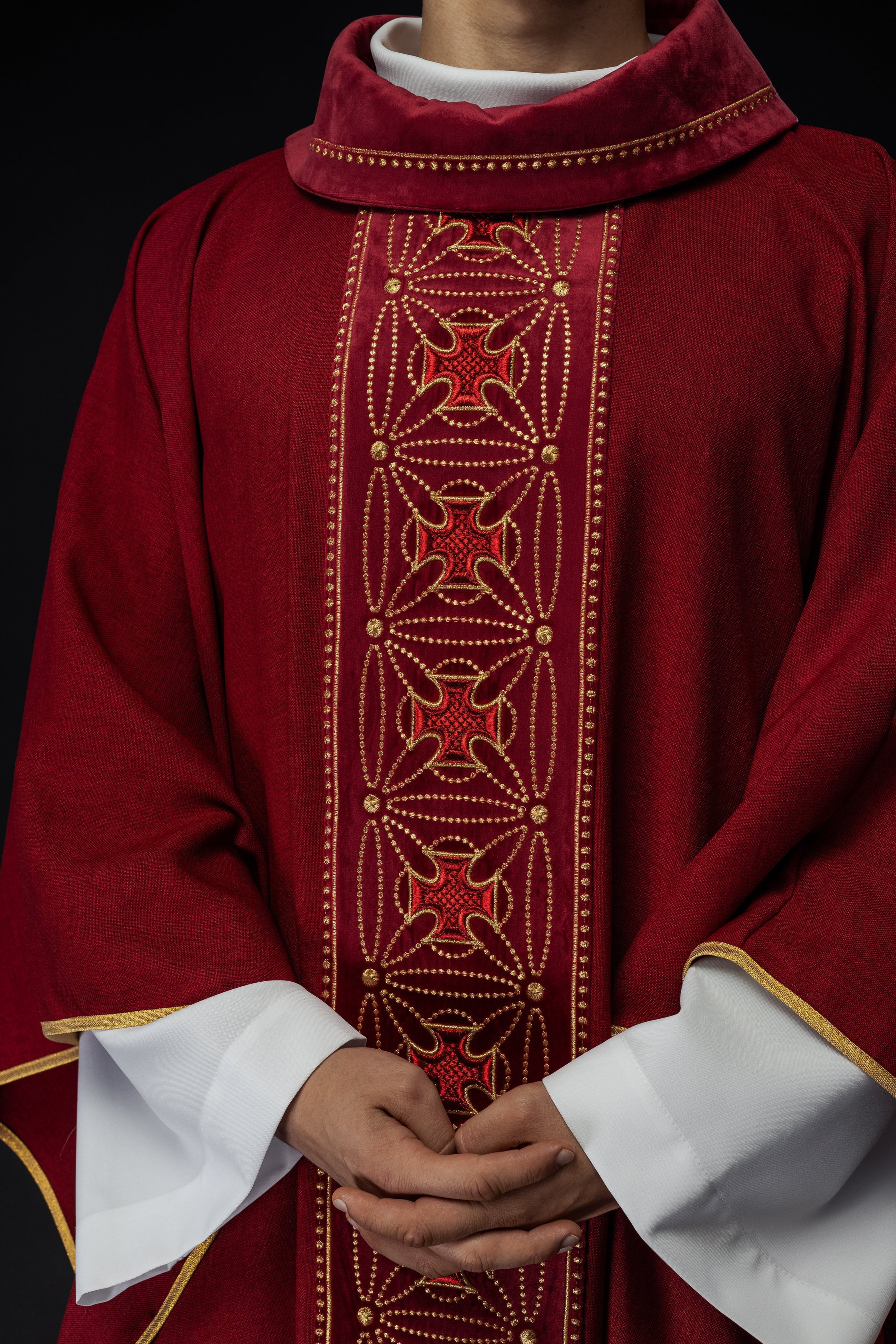 Chasuble liturgique avec ceinture richement décorée de croix en rouge