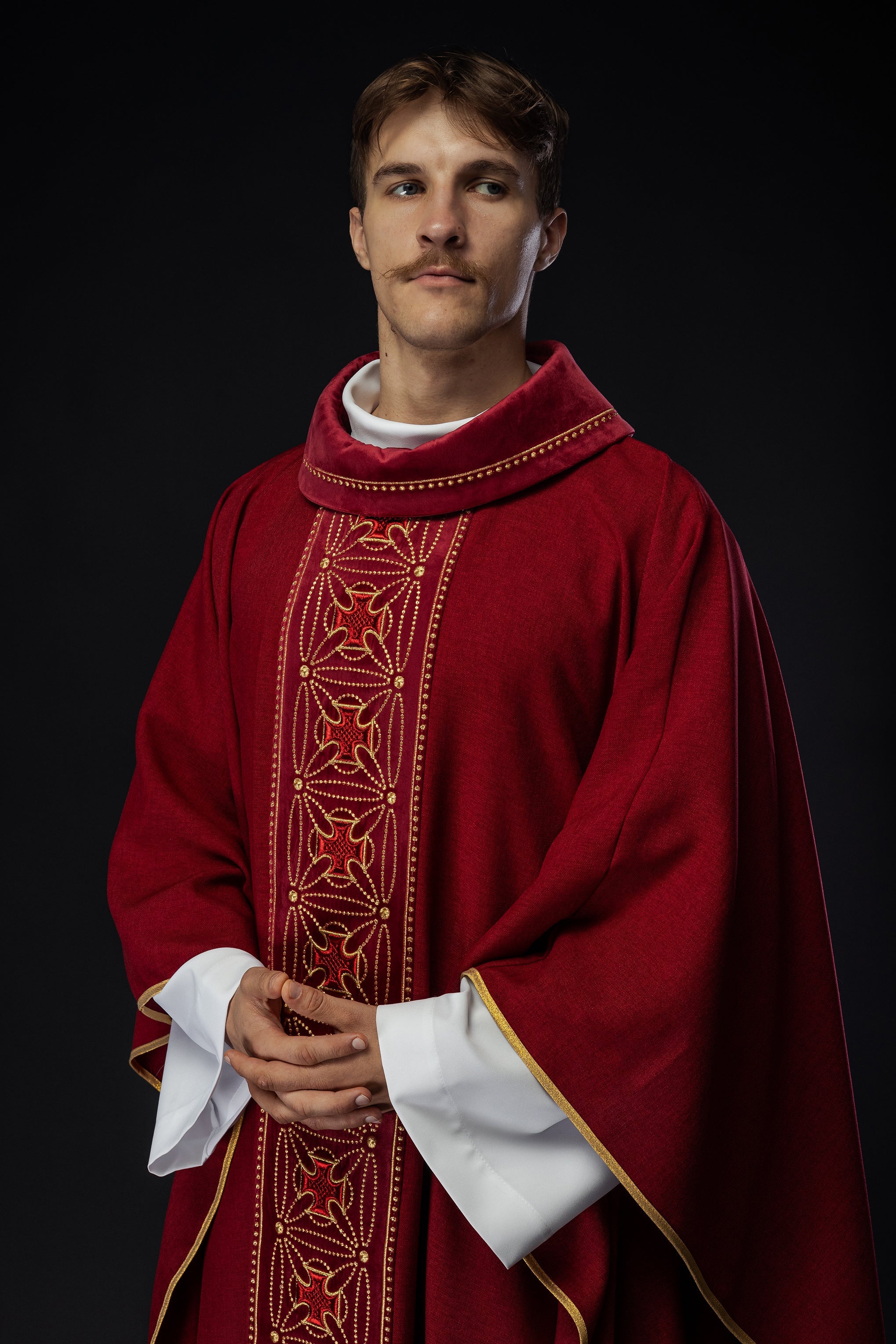 Chasuble liturgique avec ceinture richement décorée de croix en rouge