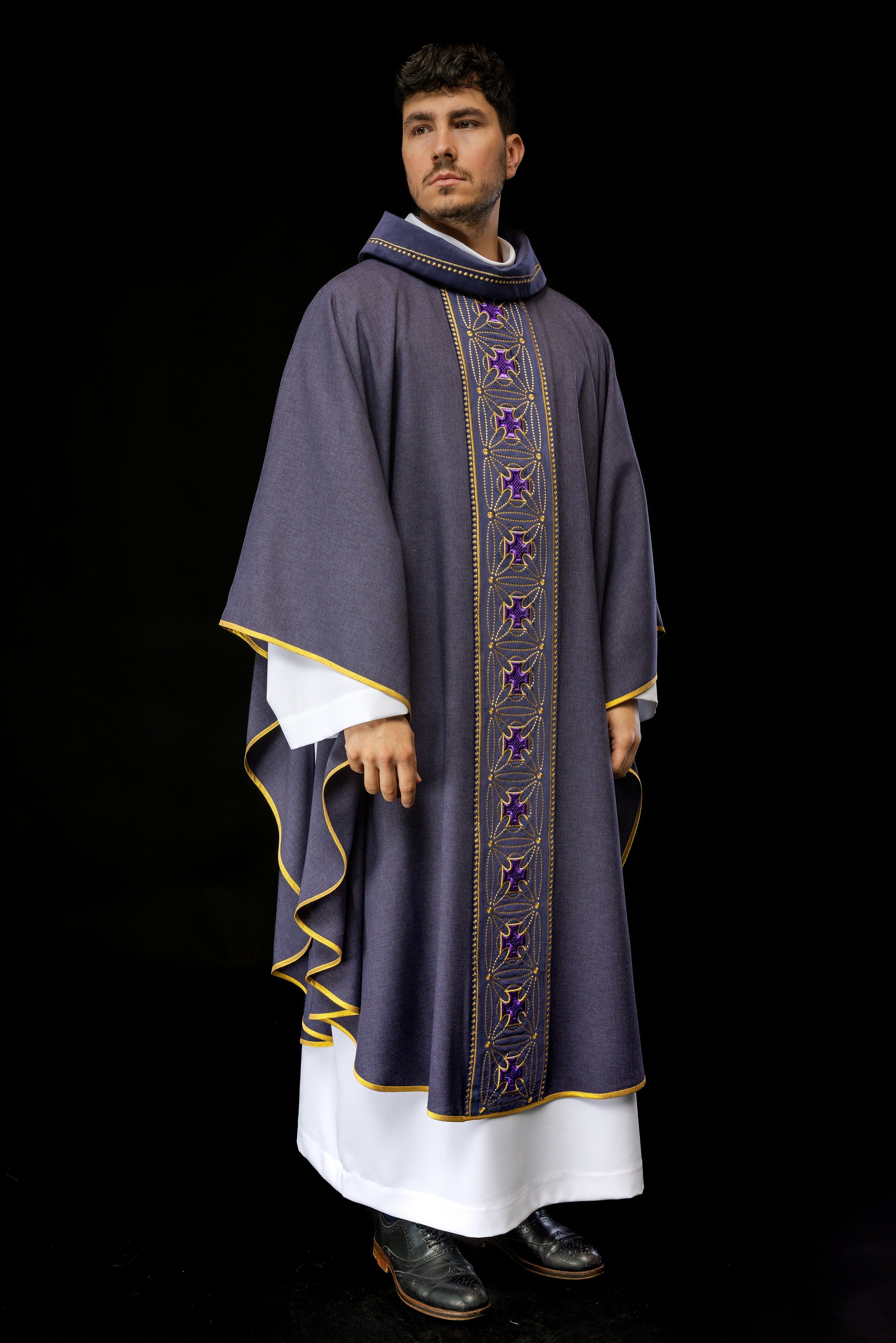 Chasuble liturgique avec ceinture richement décorée de croix en violet