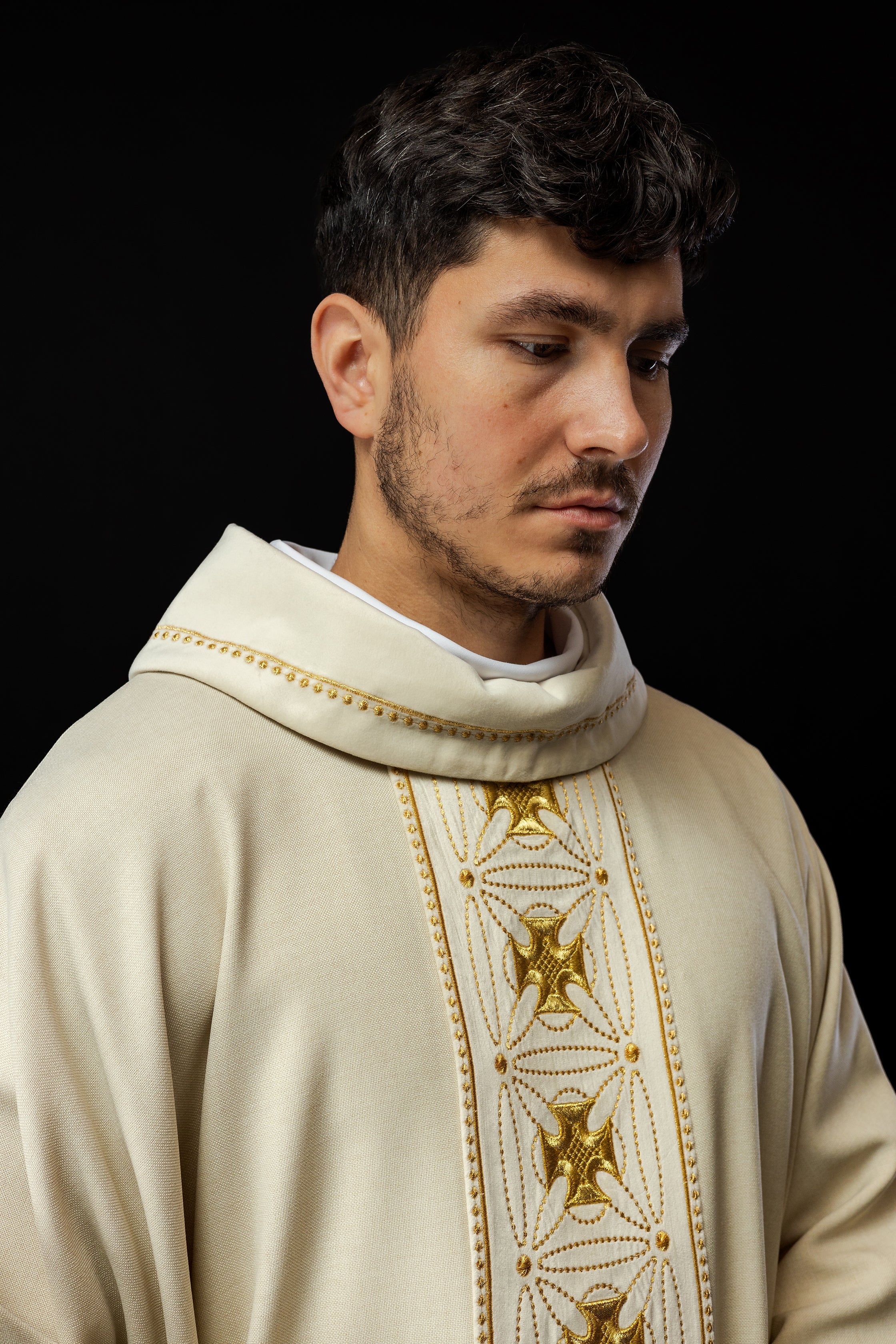 Chasuble liturgique avec ceinture richement décorée de croix de couleur écrue