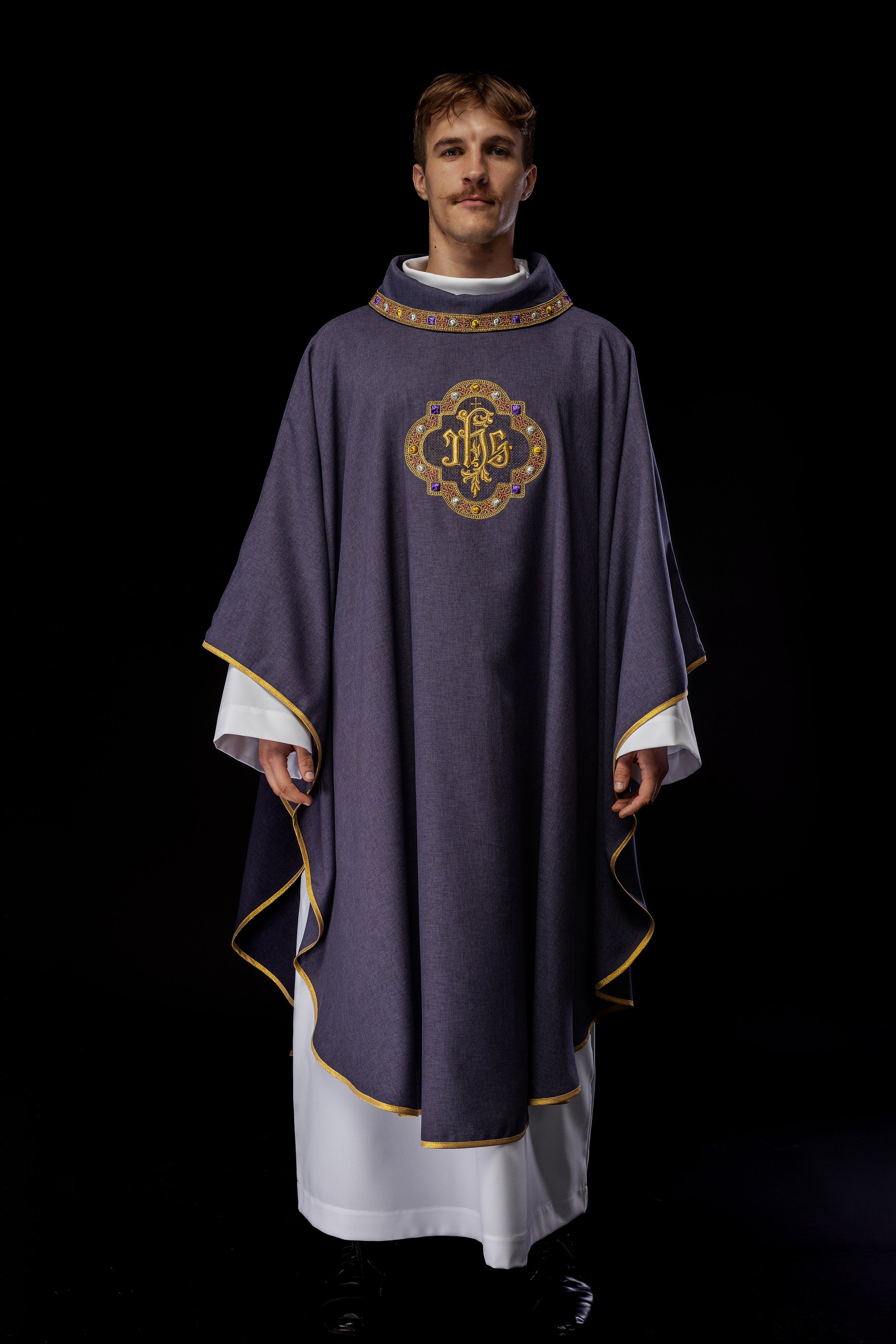 Chasuble avec ceinture richement brodée et passepoil autour de la broderie IHS et du col en violet