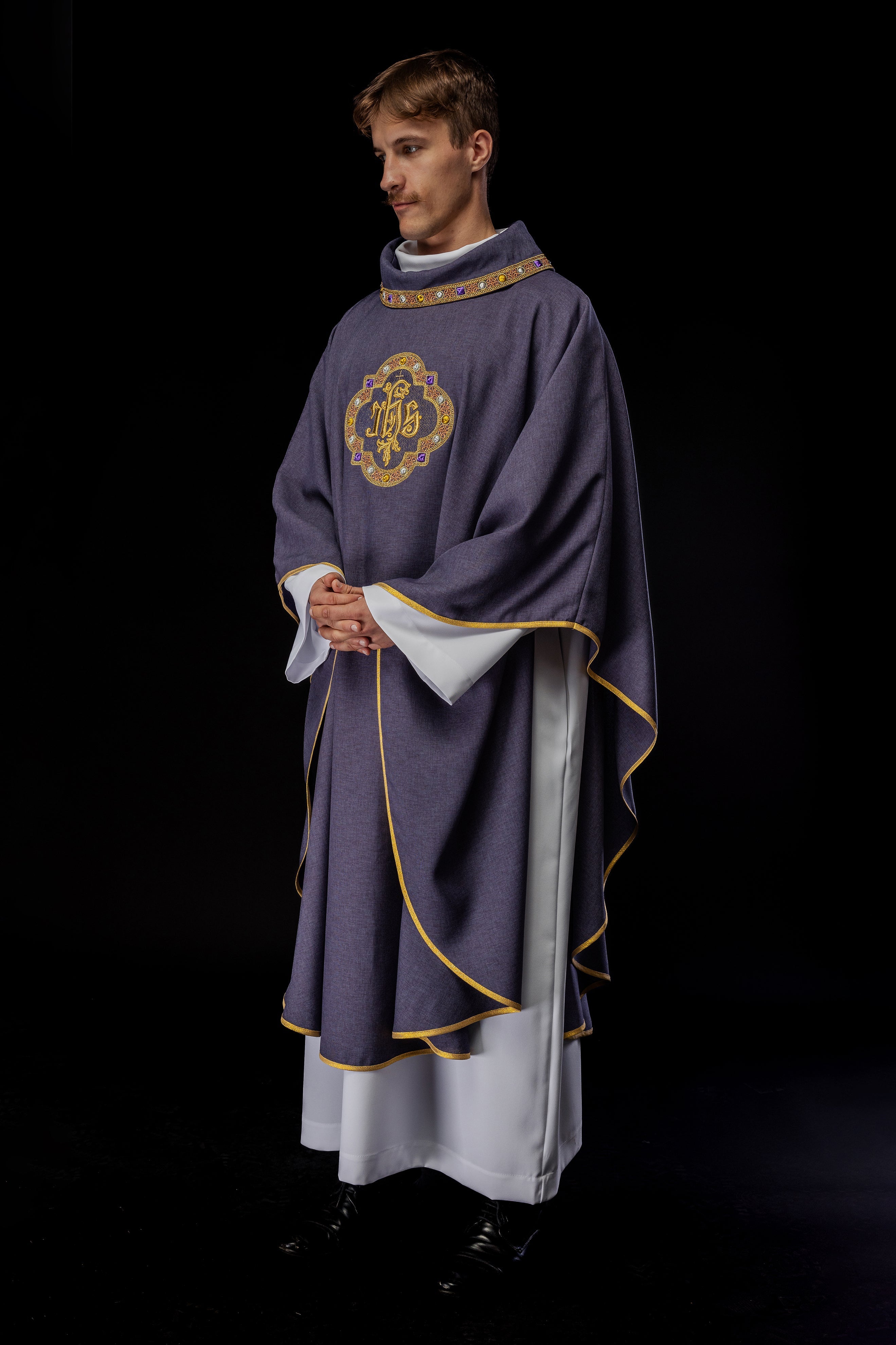 Chasuble avec ceinture richement brodée et passepoil autour de la broderie IHS et du col en violet