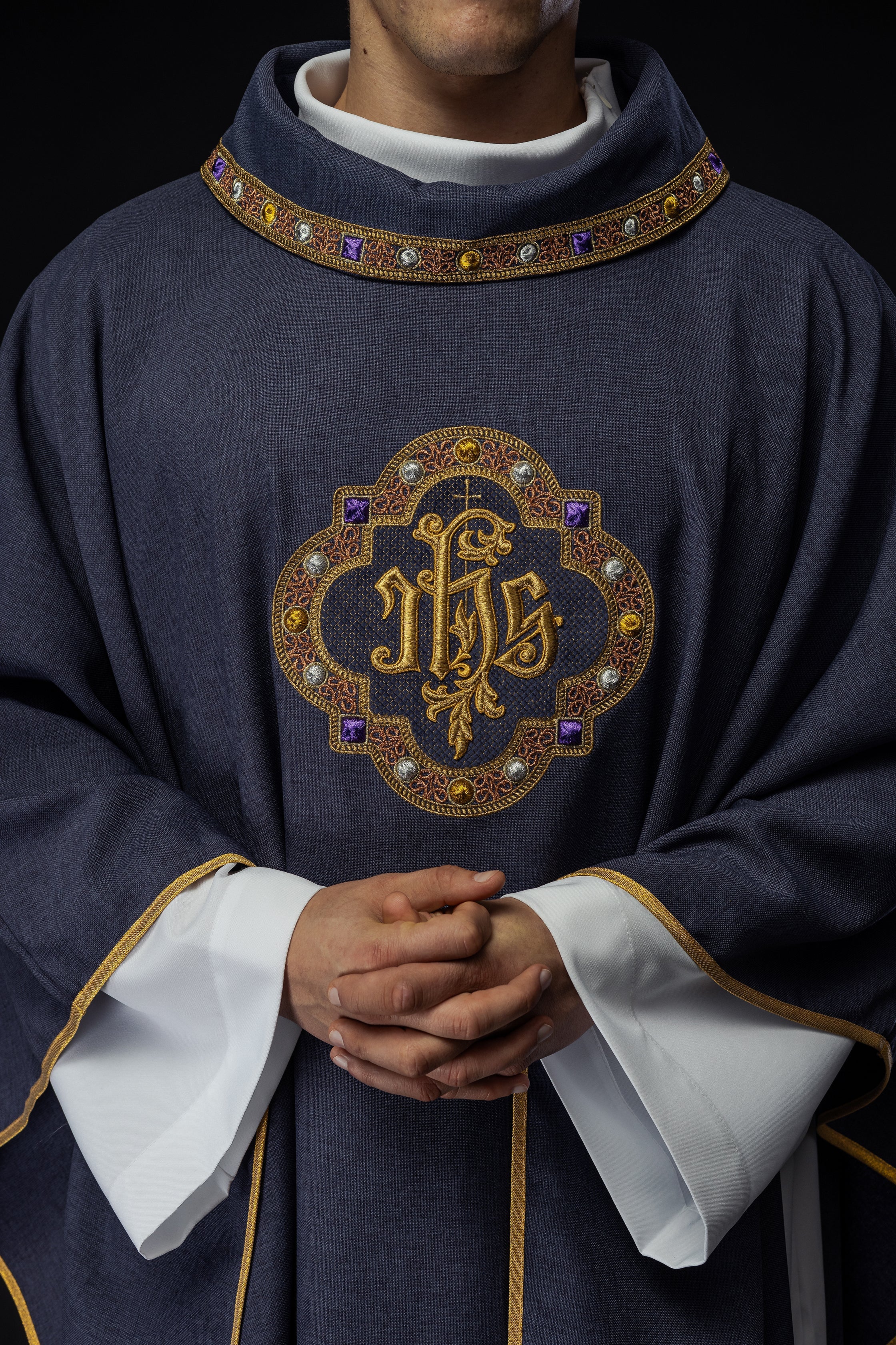 Chasuble avec ceinture richement brodée et passepoil autour de la broderie IHS et du col en violet