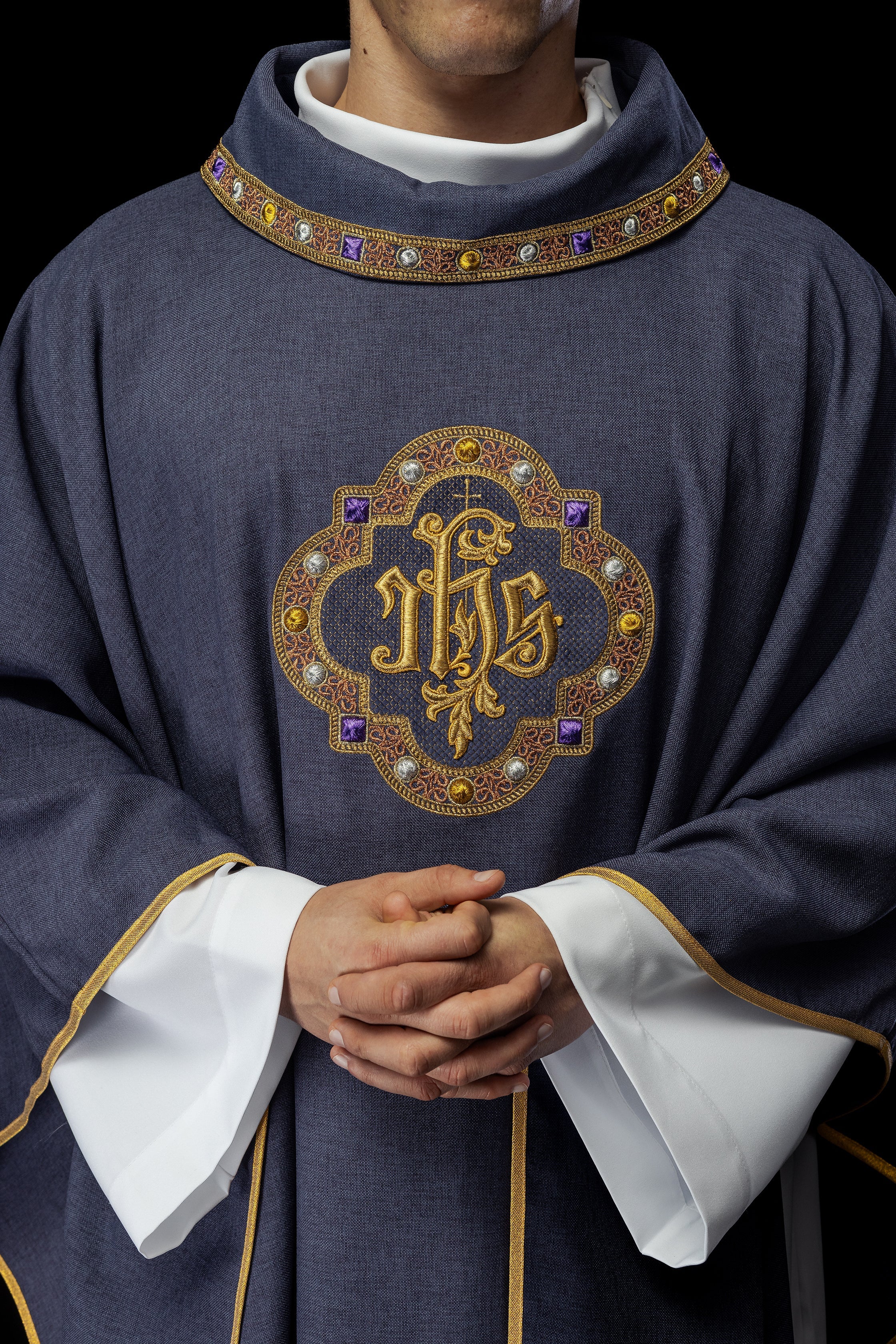 Chasuble avec ceinture richement brodée et passepoil autour de la broderie IHS et du col en violet