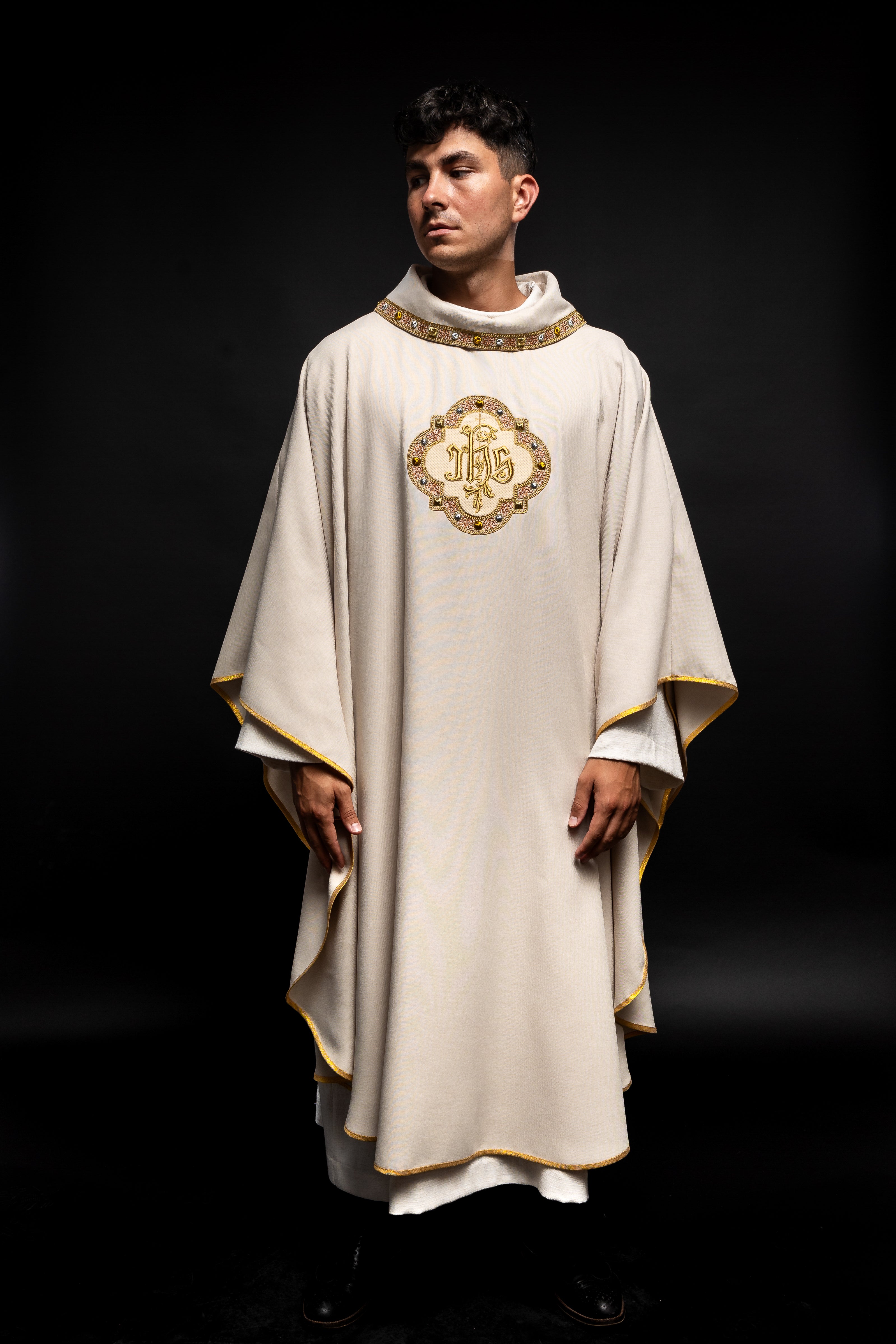 Chasuble avec ceinture richement brodée et passepoil autour de la broderie IHS et du col en écru