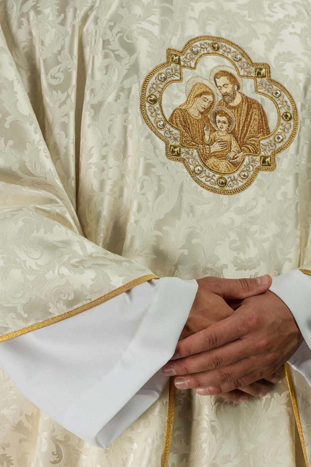 Chasuble brodée de Noël avec l’image de la Sainte Famille