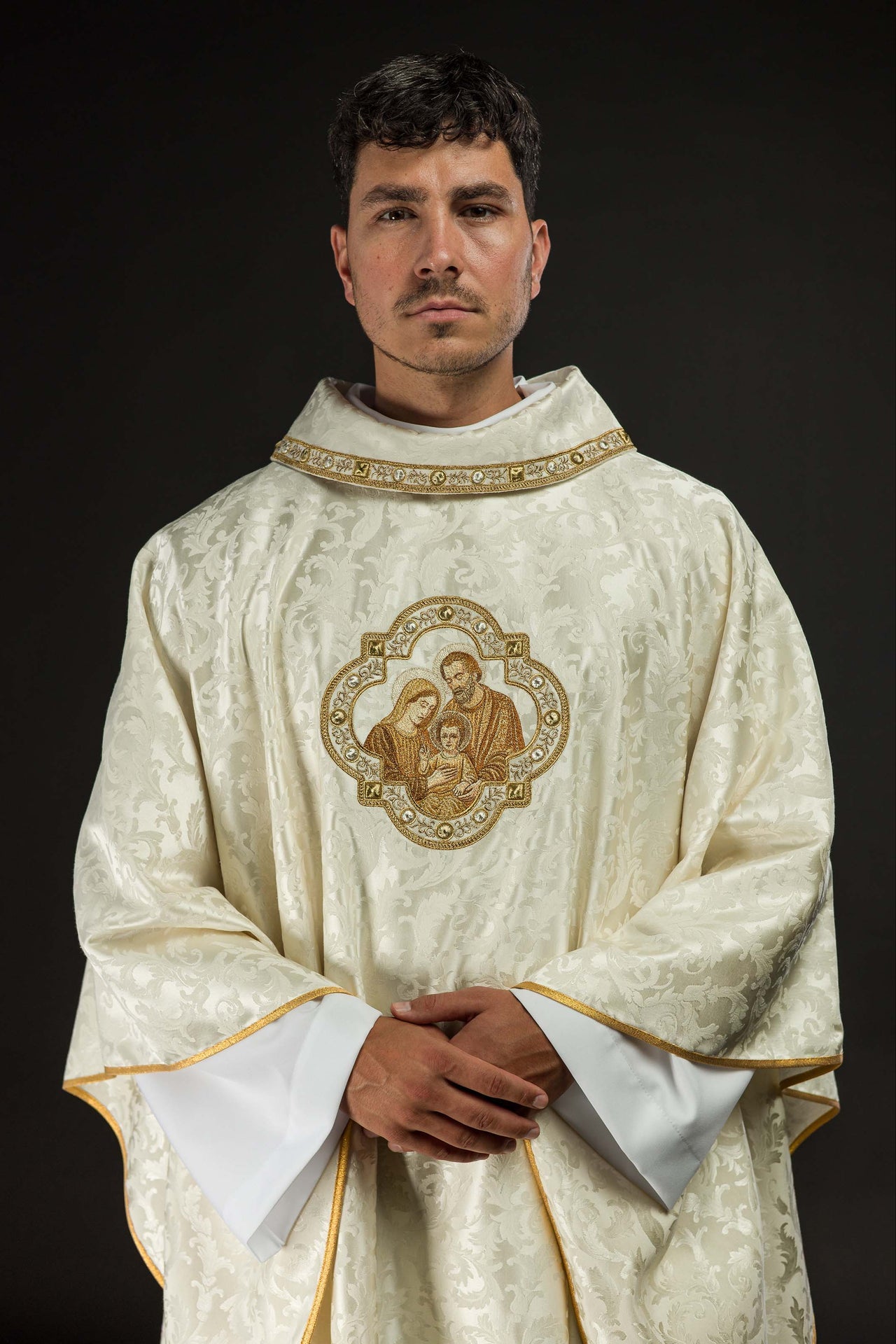 Chasuble brodée de Noël avec l’image de la Sainte Famille
