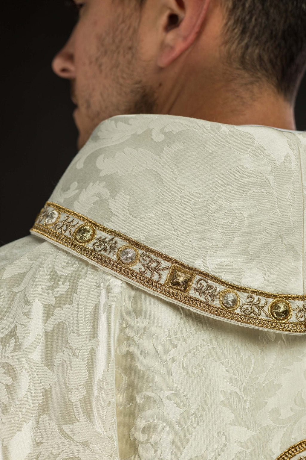 Chasuble brodée de Noël avec l’image de la Sainte Famille