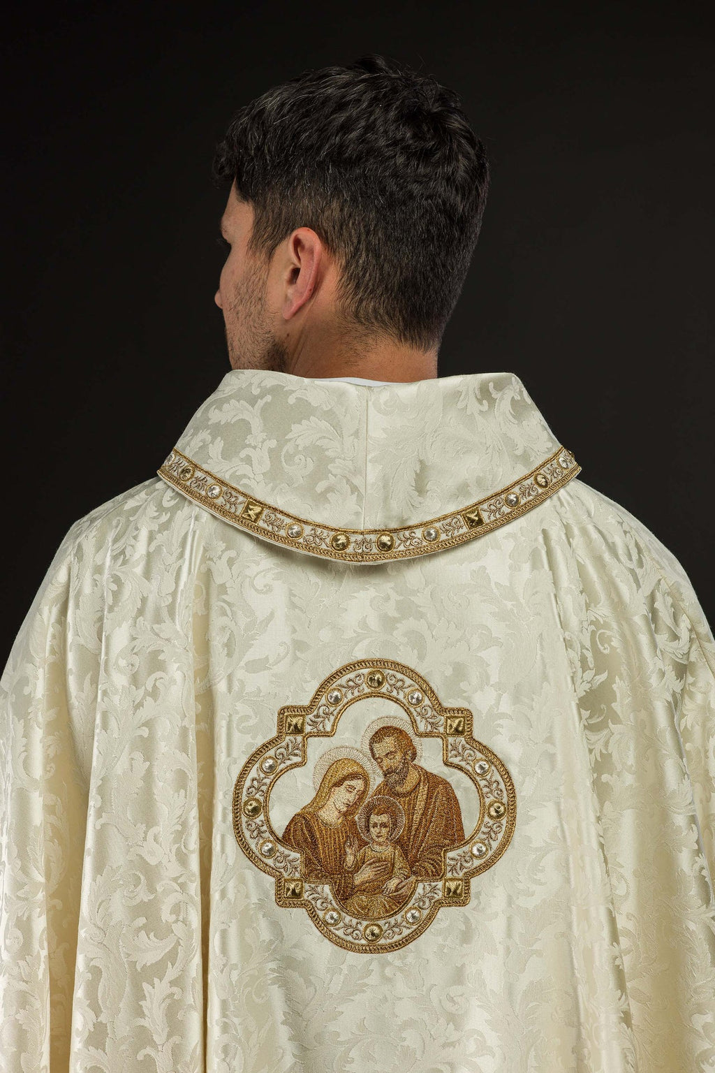 Chasuble brodée de Noël avec l’image de la Sainte Famille