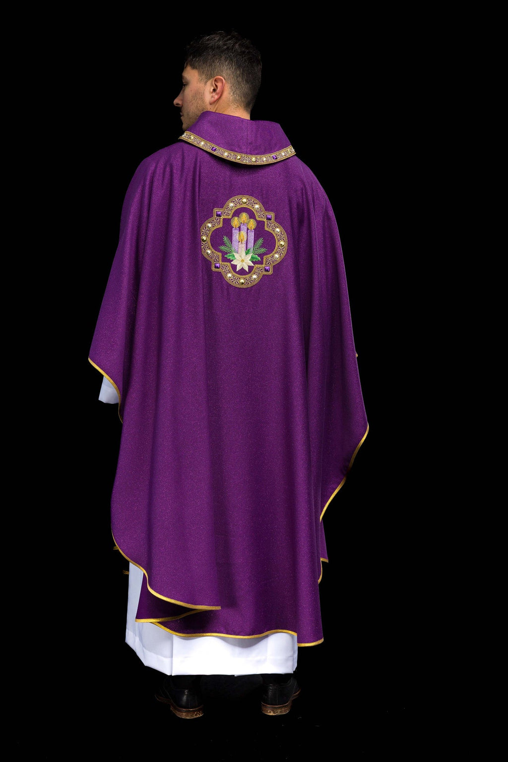 Chasuble brodée pour l’Avent confectionnée dans un tissu satiné