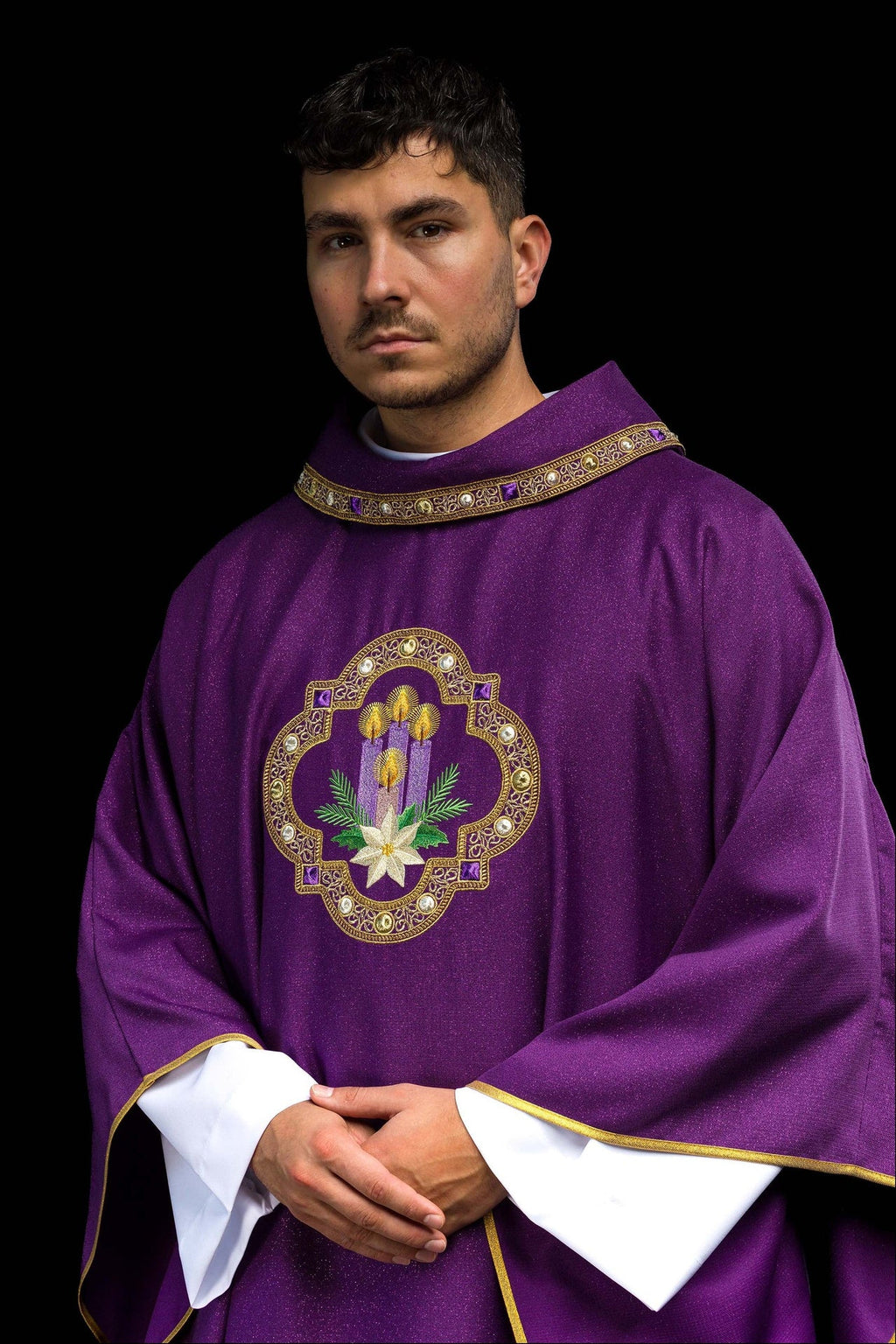 Chasuble brodée pour l’Avent confectionnée dans un tissu satiné