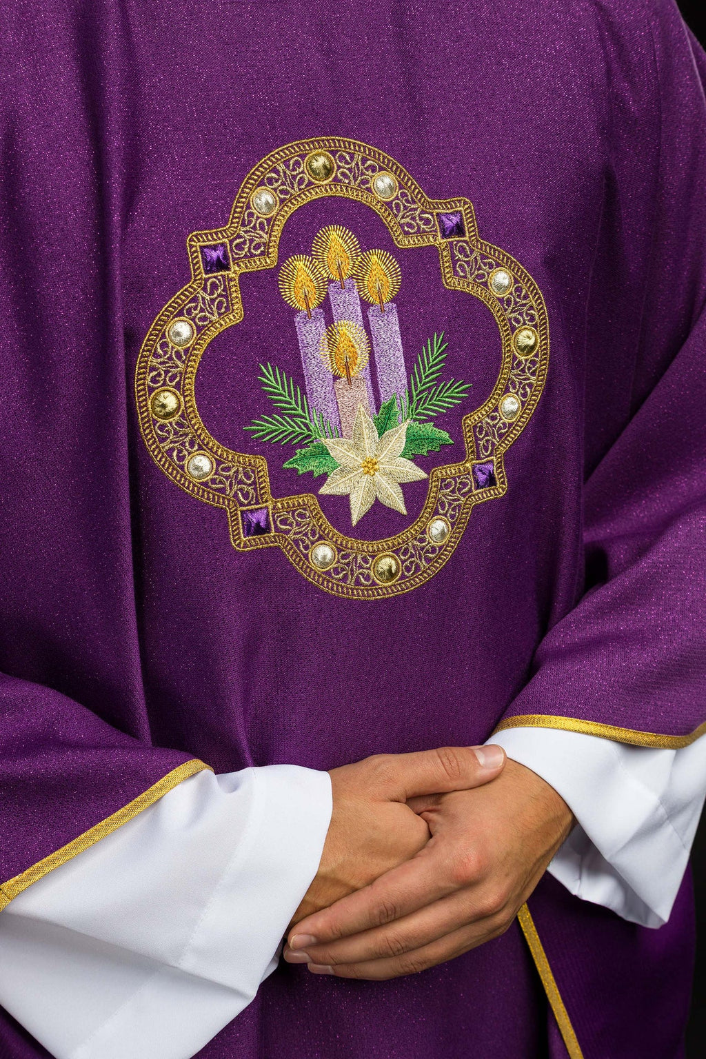 Chasuble brodée pour l’Avent confectionnée dans un tissu satiné