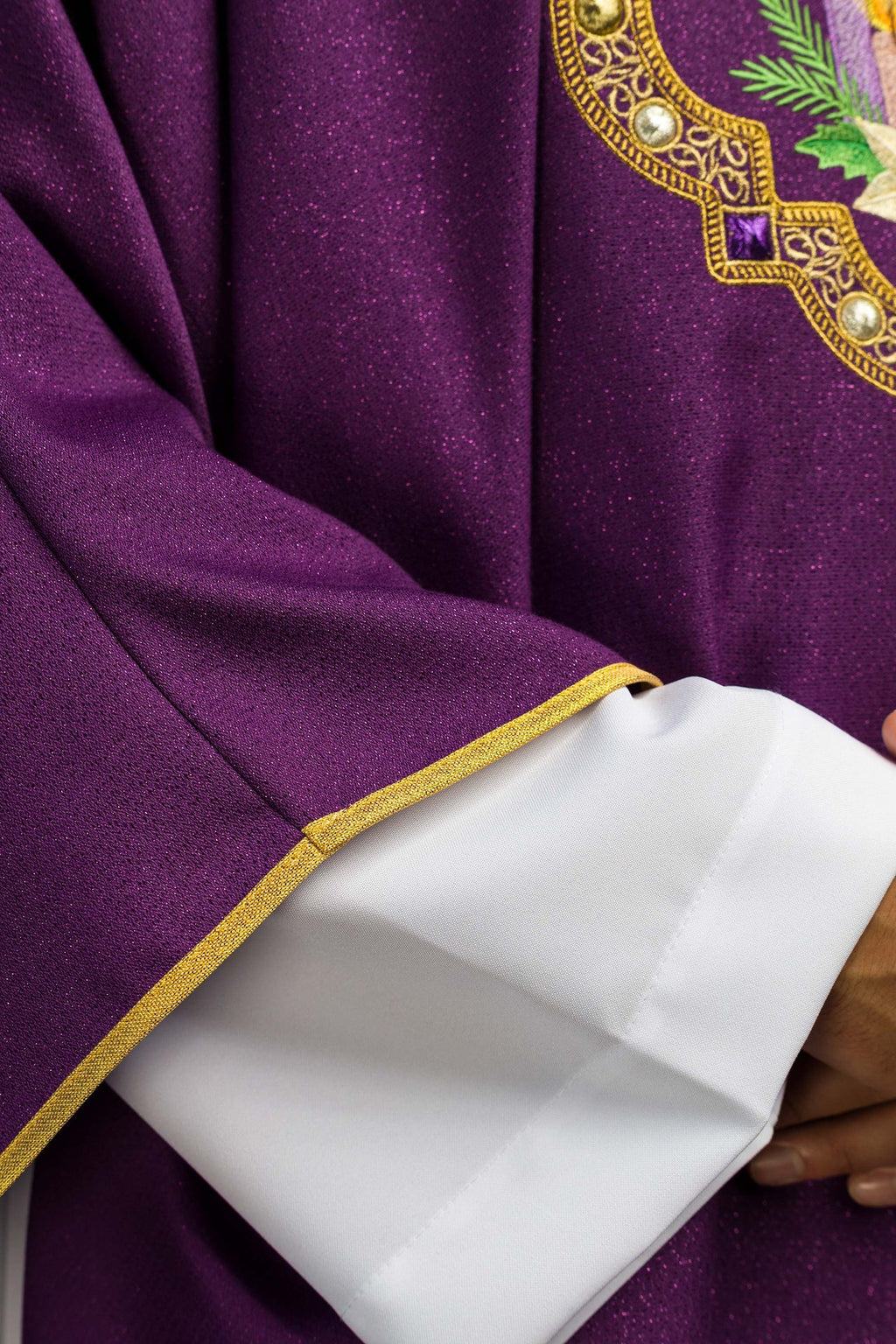 Chasuble brodée pour l’Avent confectionnée dans un tissu satiné