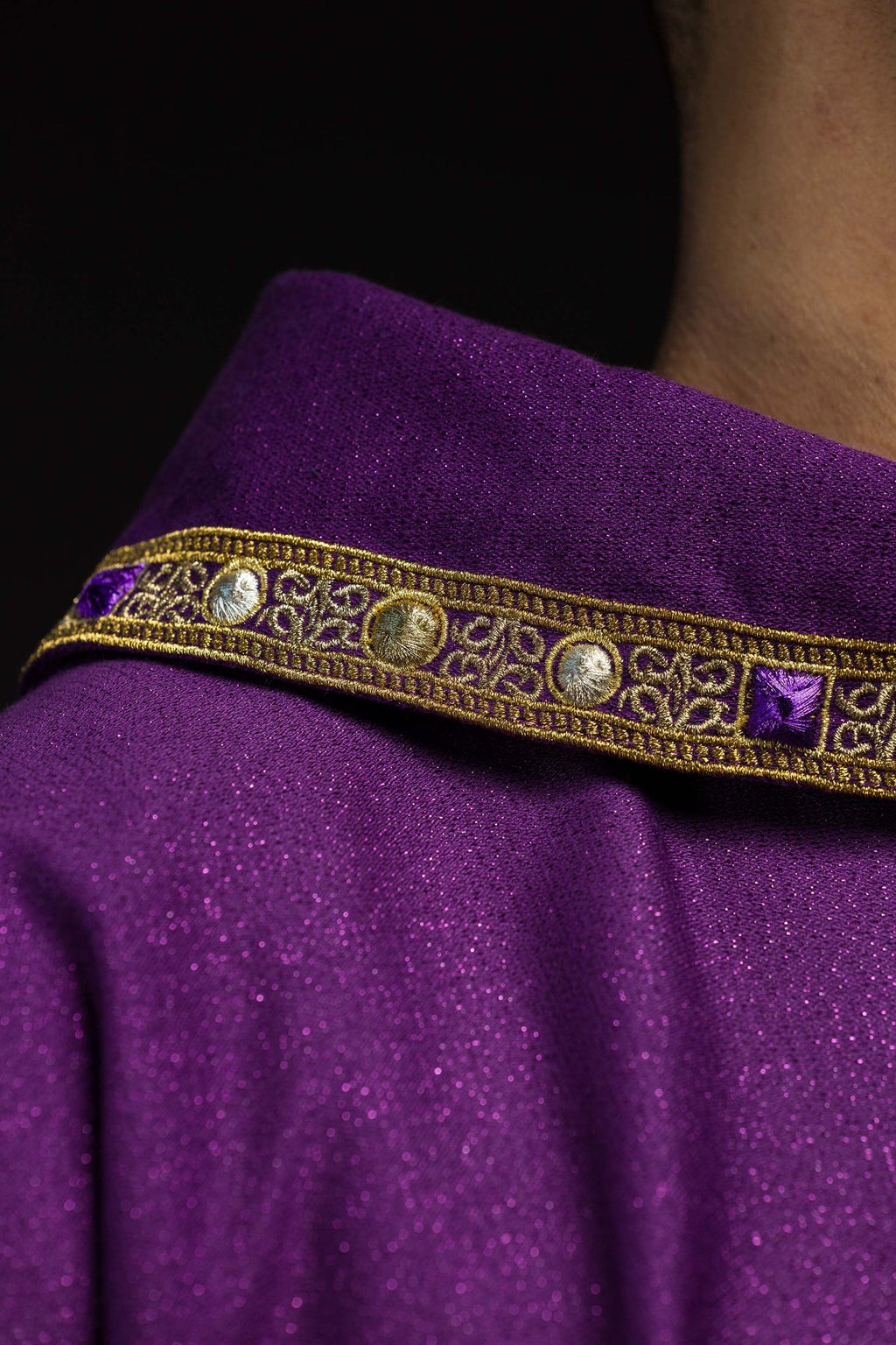 Chasuble brodée pour l’Avent confectionnée dans un tissu satiné