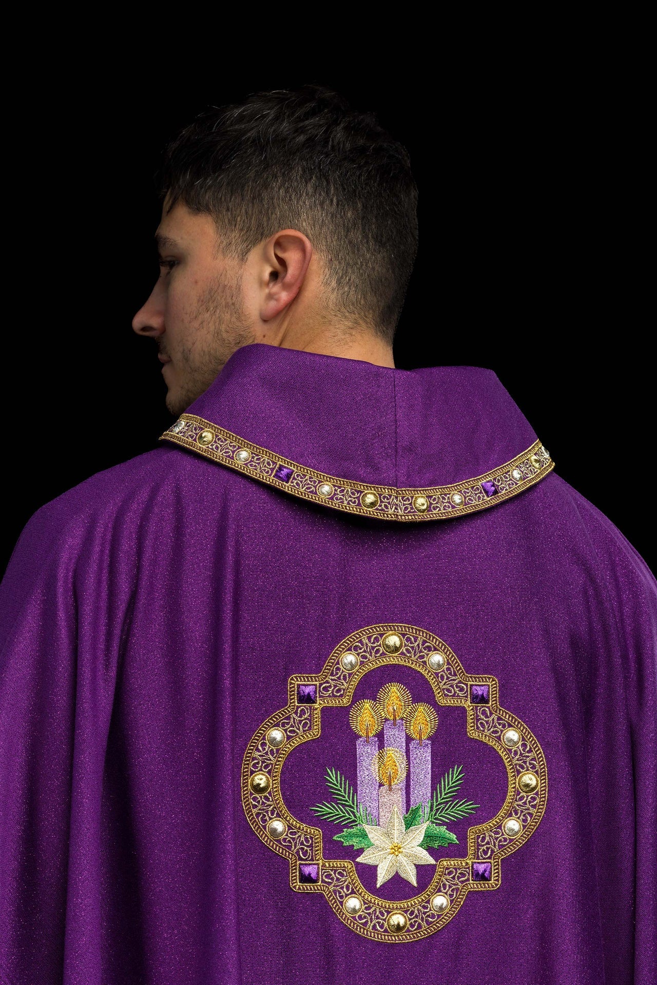 Chasuble brodée pour l’Avent confectionnée dans un tissu satiné