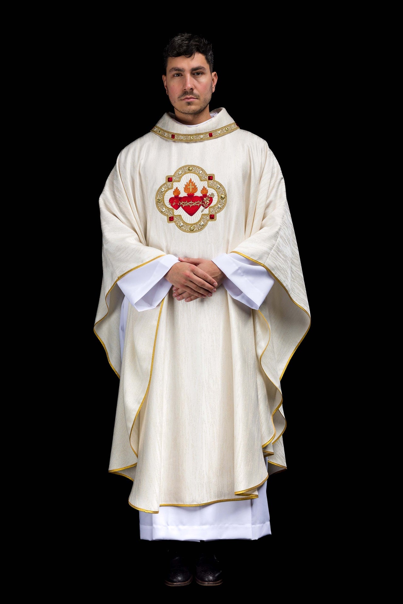Chasuble brodée avec l’image des Trois Cœurs