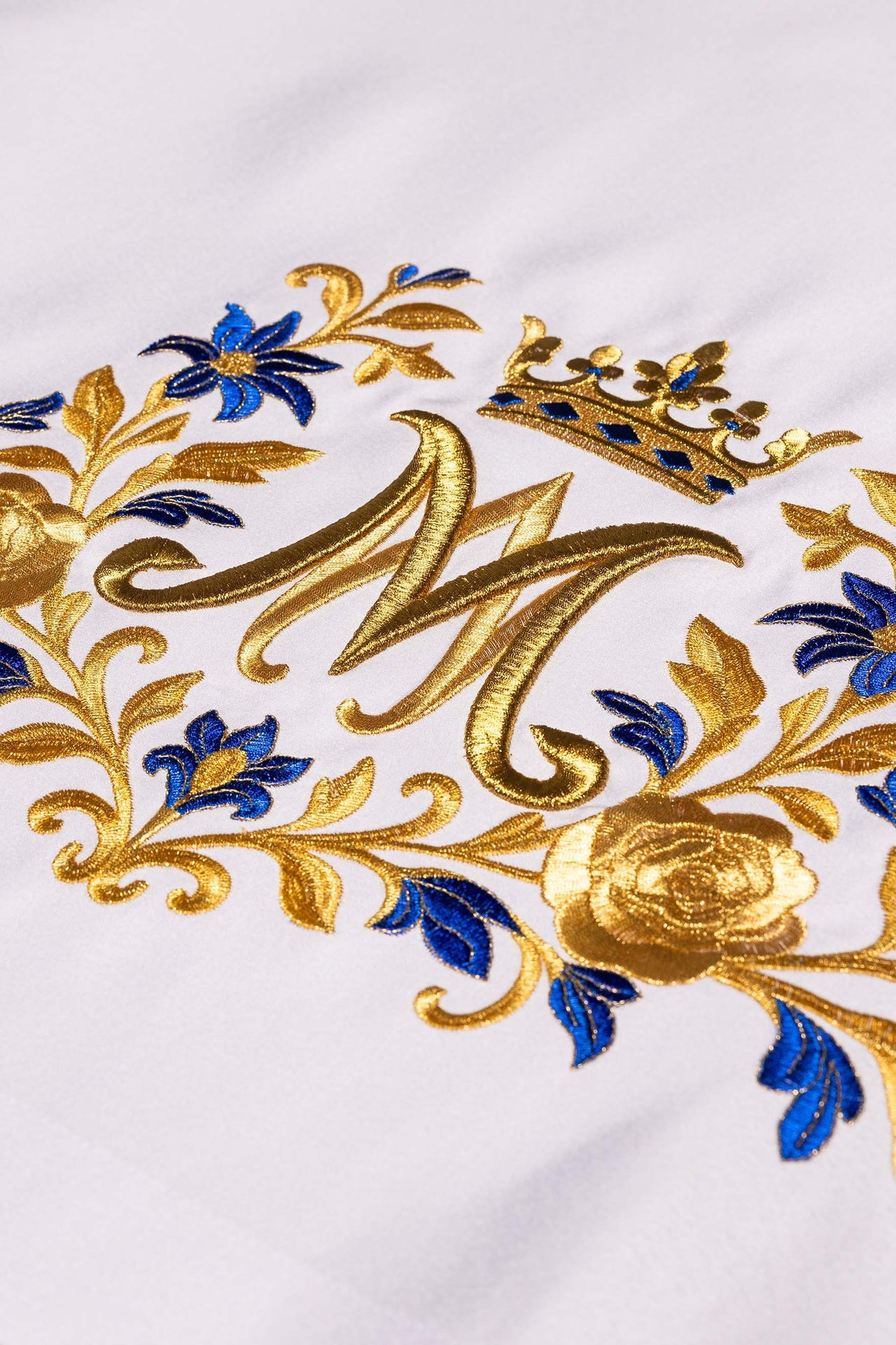 Nappe d’autel avec symbole marial brodé