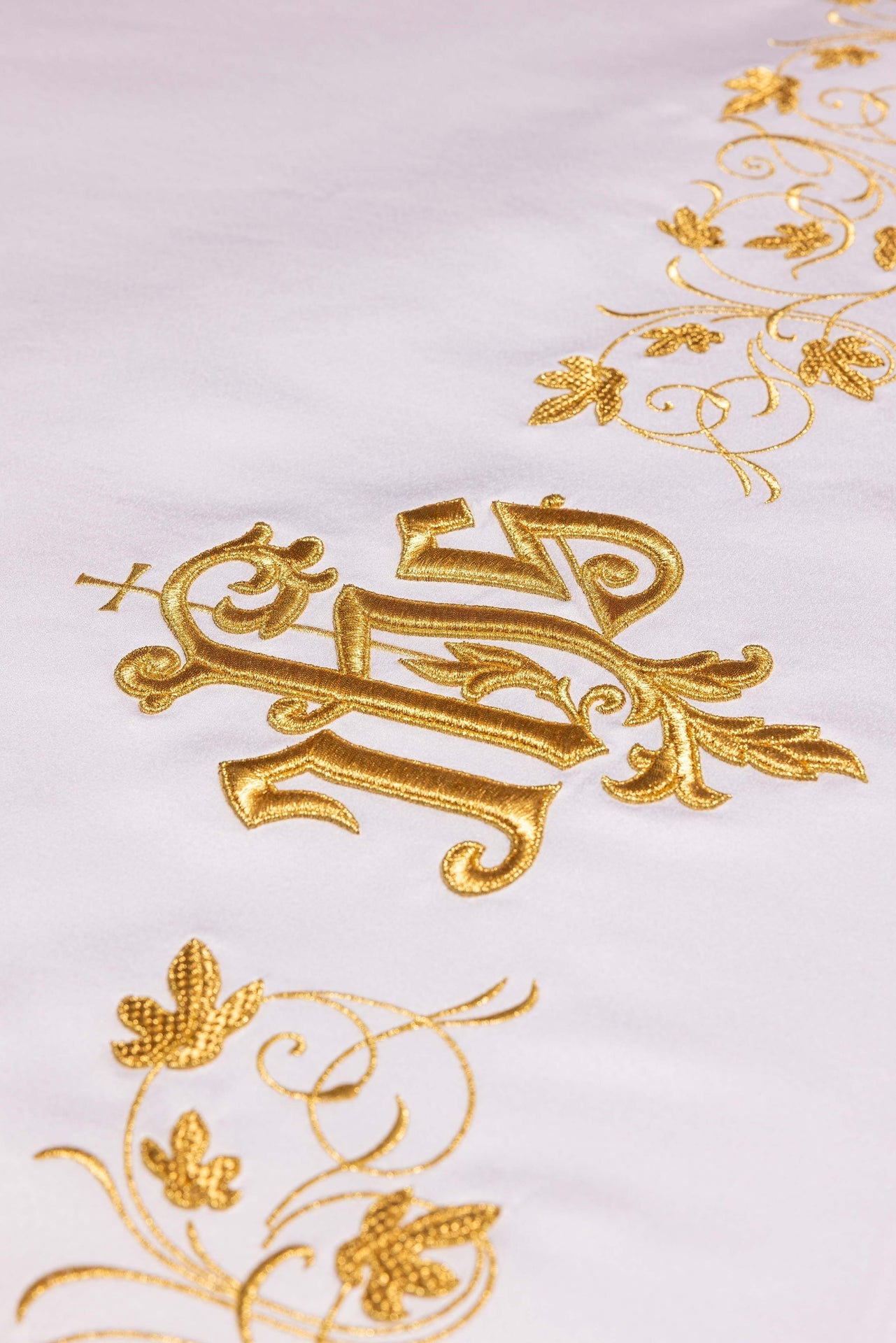 Nappe d’autel avec symbole IHS brodé