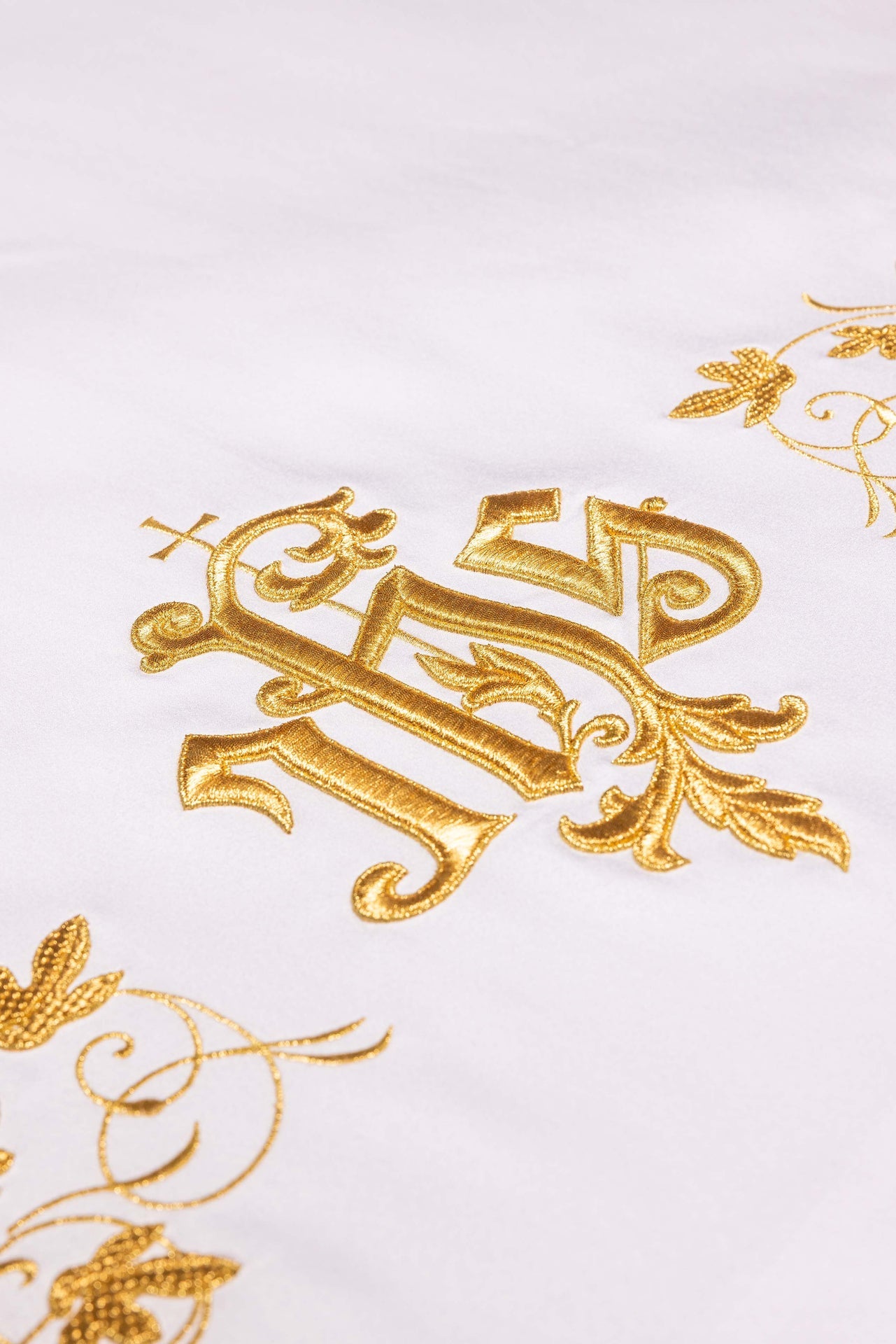 Nappe d’autel avec symbole IHS brodé
