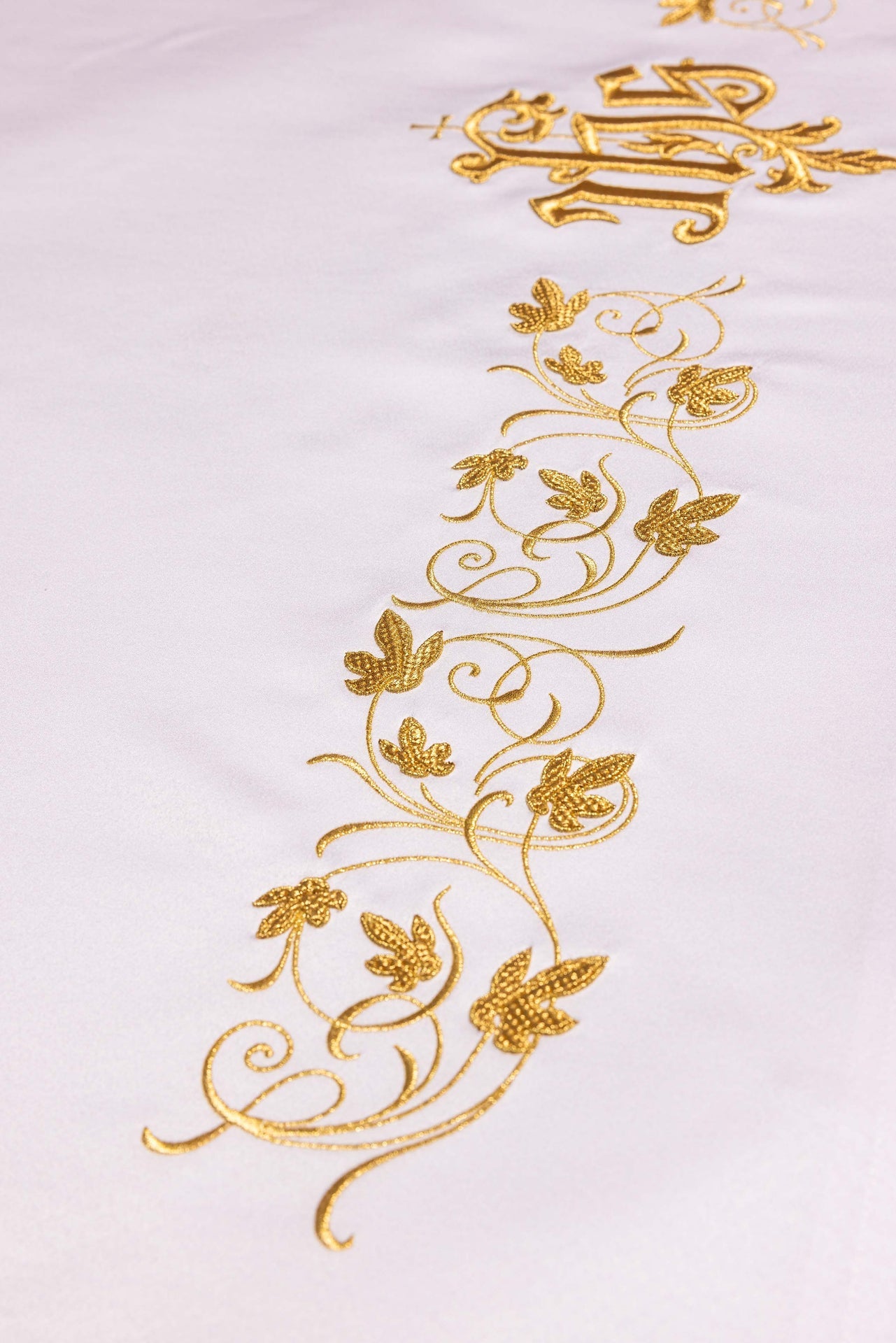 Nappe d’autel avec symbole IHS brodé