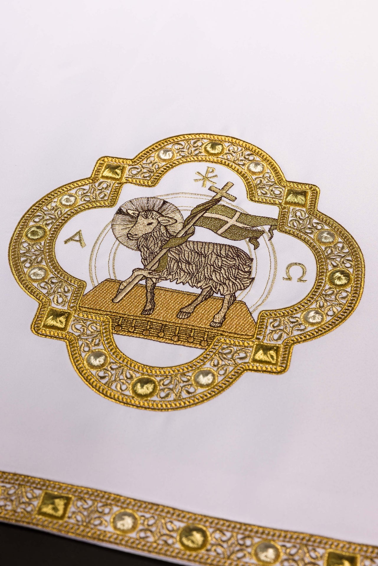 Nappe d’autel pour Pâques avec broderie de l’Agneau