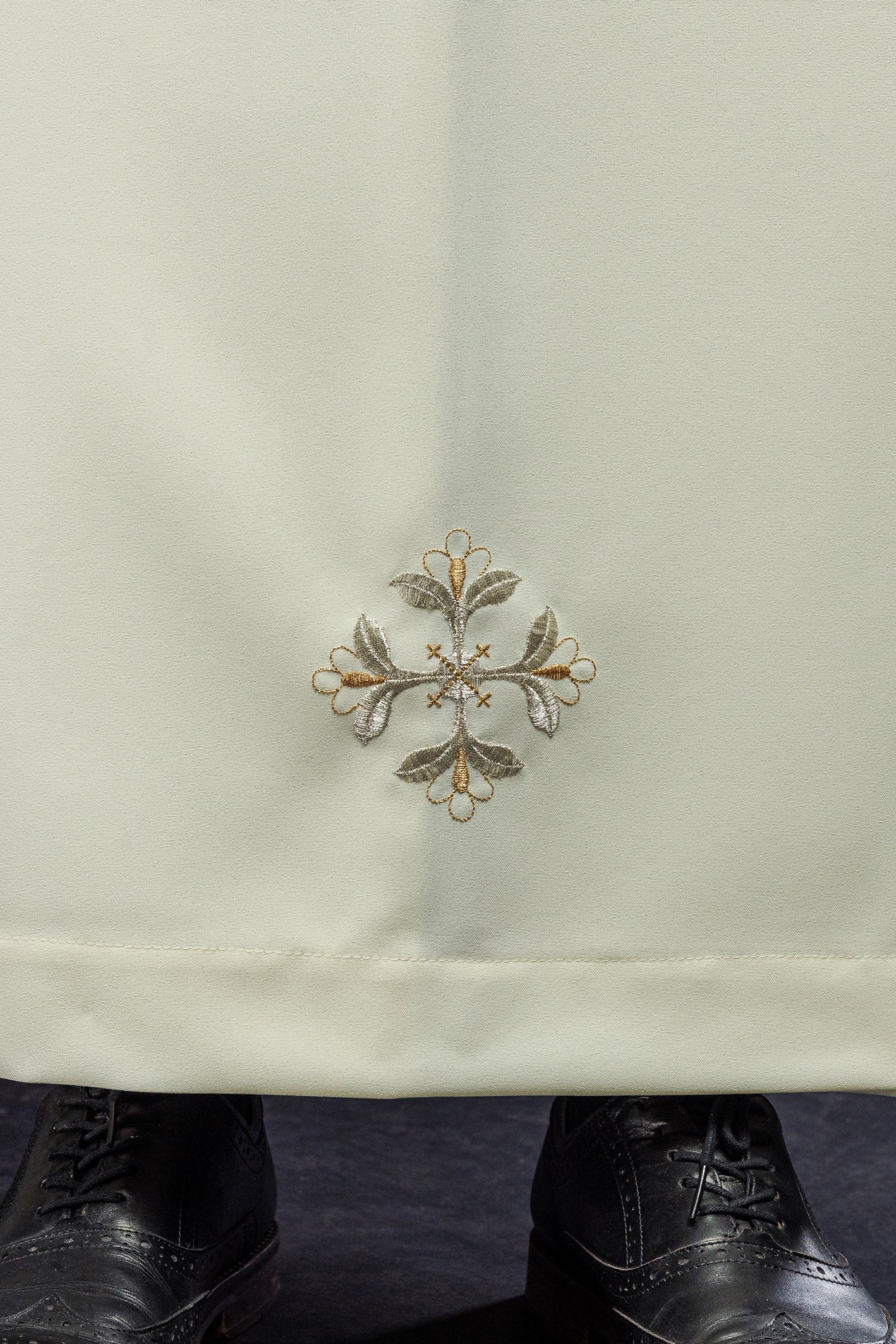 Aube de prêtre à col roulé ornée de broderies écrues