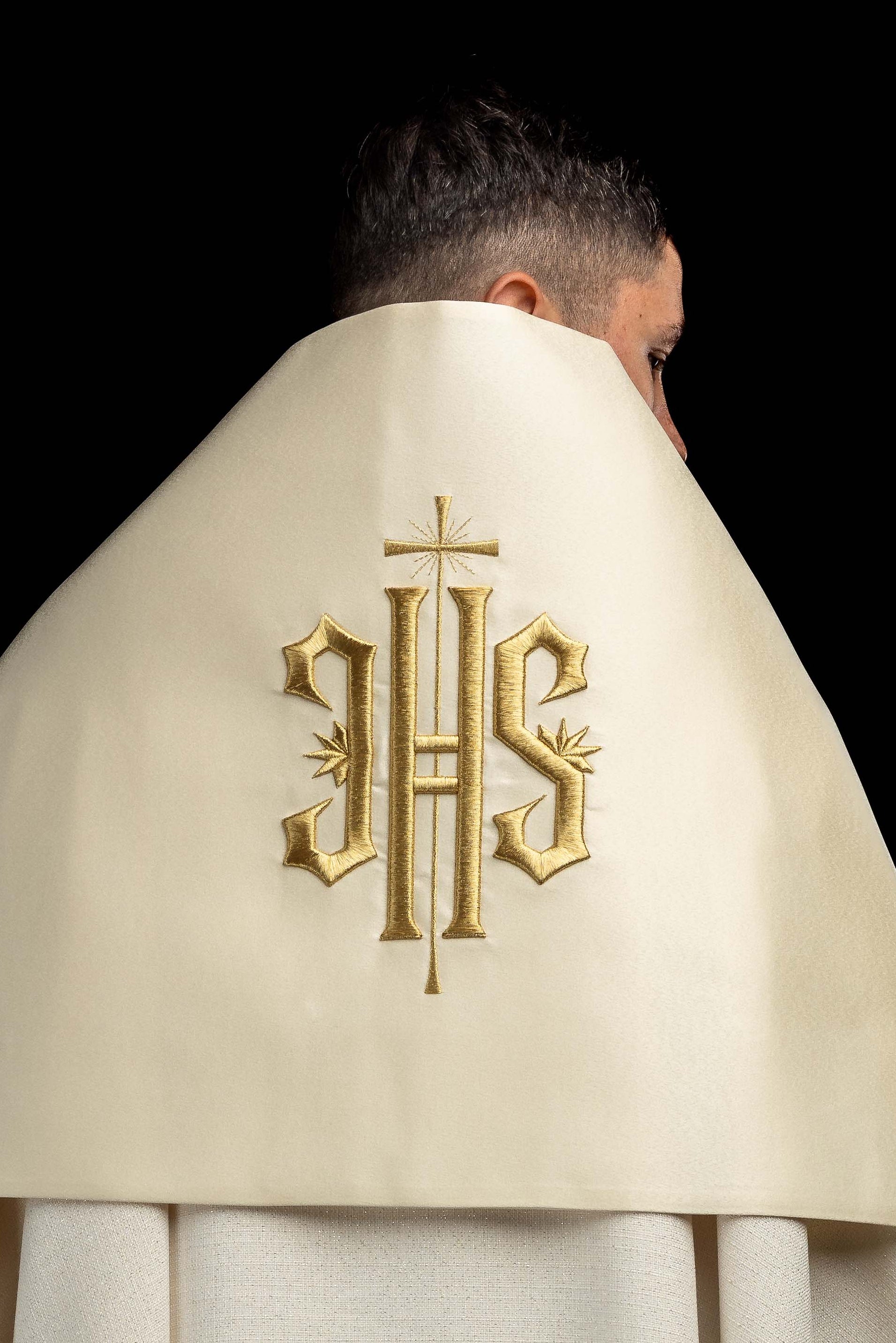 Voile huméral écru avec symbole IHS brodé